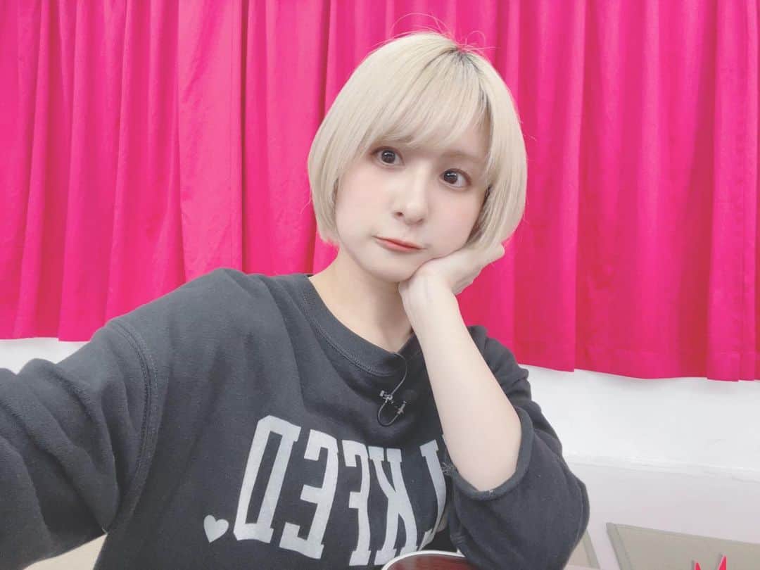 吉田有里のインスタグラム：「マッシュショート だいぶ馴染んできた？ #金髪 #ブリーチカラー #shorthair」