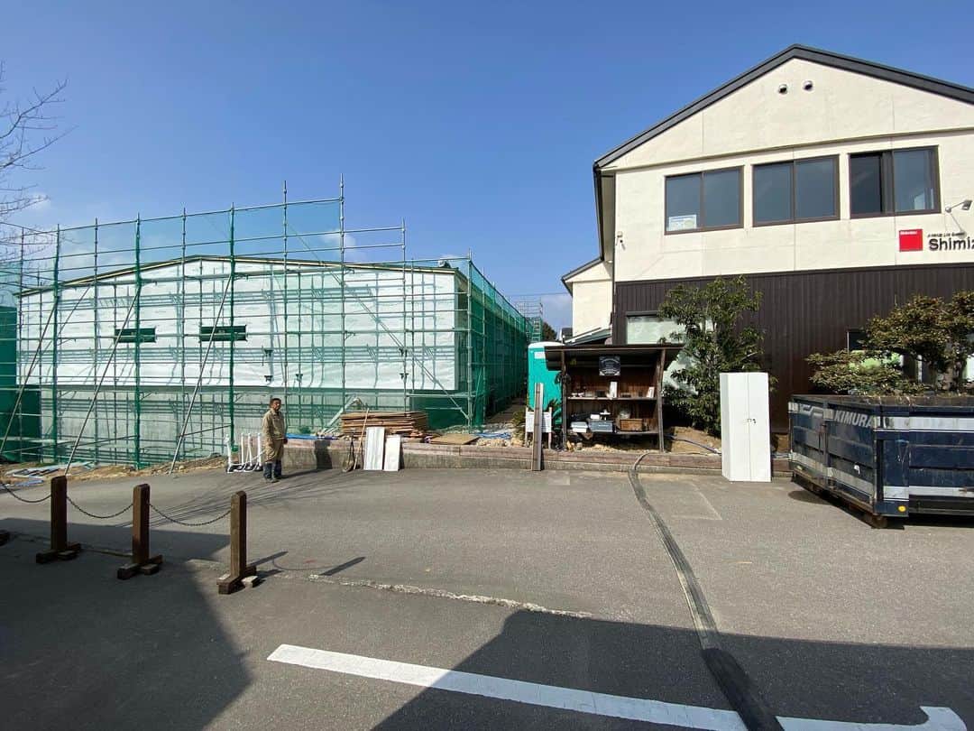 のインスタグラム：「“A-Portは、新社屋完成まで、 清水工務店の打合せスペースになります”  日ごろは、シェアプレイスA-Portをご愛顧いただきありがとうございます。  さて現在、清水工務店が面する県道4車線化に伴う新社屋の工事が進行しておりますが、  県の要望と諸事情が重なり、新社屋完成を待たずに現社屋を3月中に取り壊すことになりました。  そこで、新社屋完成までは、事務所と商談スペースを「仮設ハウス」と「A-Port」に移して工務店の機能を維持しようと、昨日引越しが行われました。  したがって心苦しい選択ではありますが、新社屋完成までの数か月間、A-Portでのイベントやワークショップは開催いたしません。 （青空キッチンの生徒さんには連絡済みです）  社屋が完成した暁には、新社屋内にできる“木育ひろば”（仮称）とともに、地域のみなさんに可愛がっていただける施設として再スタートさせていただきますので、どうがご理解のほどよろしくお願いいたします。  シェアプレイスA-Port主宰　清水美貴子」