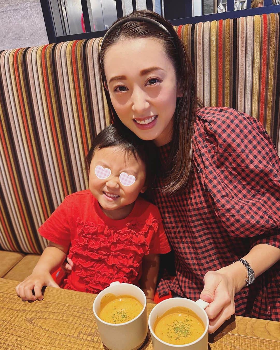 中西麻里衣のインスタグラム：「👨🏻👶🏻とランチ。 何気に2ヶ月ぶり…  いよいよ幼稚園の入園式まで後1ヶ月弱🌸 来週はプレの修了式🥹 届いた制服や入園グッズに名前をつける日々。  男女問わず人が好き。慣れたらとーっても懐っこい子😌 どんな幼稚園児になるのかなぁ🌸」
