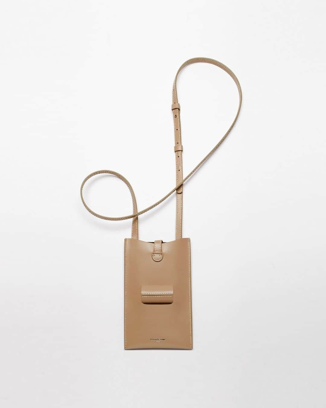 センス・オブ・ヒューモア SENSE OF HUMOURさんのインスタグラム写真 - (センス・オブ・ヒューモア SENSE OF HUMOURInstagram)「La bouche rouge ラブーシュルージュ21バック発売のお知らせ  ………  ■21 bag blue ■21 bag camel ■21 bag chocolate 各¥28,880 in tax  ※リップレザーケースは付属しておりません。  ………  □公式オンラインストア @senseofhumour_official  □南青山旗艦店 @senseofhumour_shop_salon   ………  ・21bagについて 21世紀の新しいパワフルなヒロインへのオマージュとして、どんな困難も笑顔と完璧な赤い唇で乗り越え、仕事とプライベートを両立させる彼女たちを称えるアイテムです。  その幾何学的なフォルムは、 「物の形は何よりもまずその目的にかなうものでなければならない」というバウハウスの基本原則である実用的な美学にインスパイアされています。 エレガントなアクセサリーとしてだけでなく、リップスティックやスマートフォンをすぐに取り出せるバックとして理想的です。  ・ラブーシュルージュとは(@laboucherougeparis ) 美のパイオニアであるラ ブーシュ ルージュは、日常の中の芸術と伝統的技法を融合し、より美しく平和な地球への道を持続可能かつ革新的な方法で切り拓いていきたいと考えています。  より献身的で持続可能な、環境に配慮した世界へ向けて、新しい生活、思考、創造の芸術を生み出すことを意図としているのです。 ………  #ラブーシュルージュ #21bag #laboucherouge #senseofhhumour #センスオブヒューモア  ………  #パリコスメ#アップサイクル#アップサイクルレザー#バウハウス#サスティナブルコスメ#持続可能な社会  ………  💋#kissforlife  ………」3月10日 16時04分 - senseofhumour_official