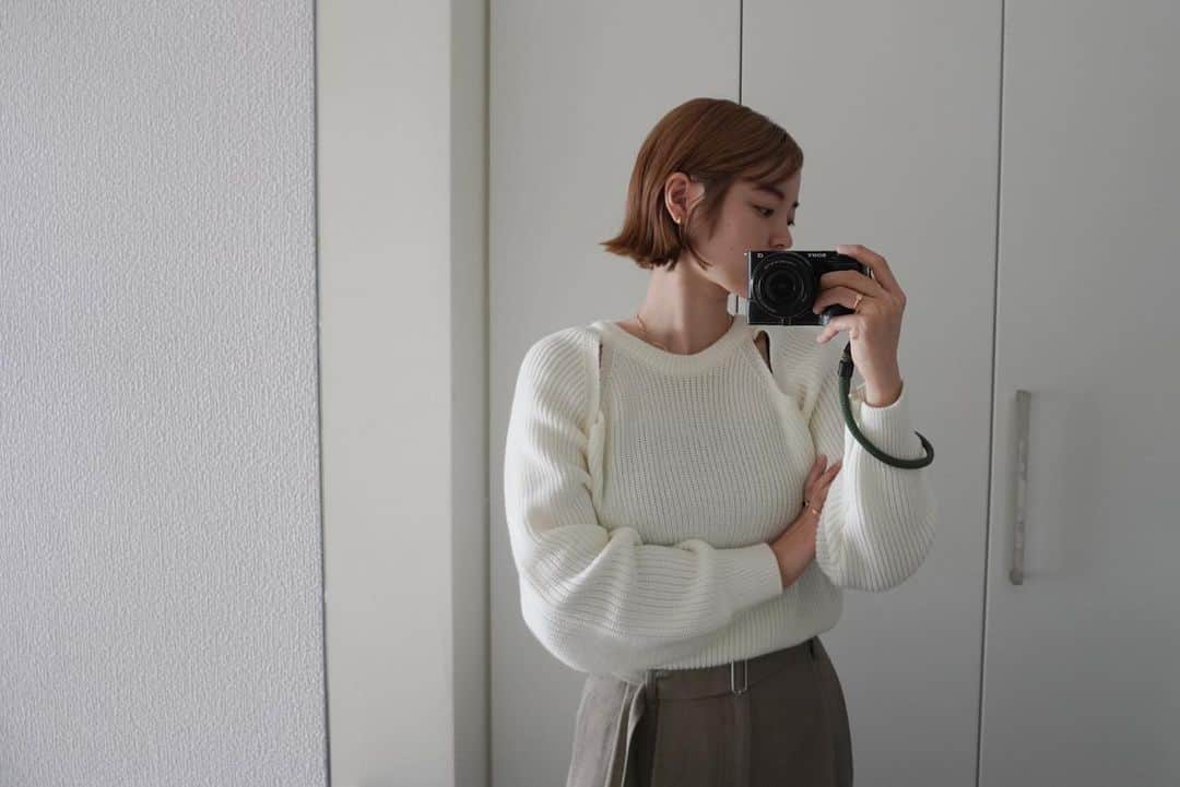 丸山クルミのインスタグラム：「室内だとちょっと暗く見えるけど...全頭ブリーチのハイトーンボブ なかなか髪型が決まらなかったけれど夫の一声で思い切ってばっさり💇🏻‍♀️ 春服がより楽しめそう🌸#ハイトーンボブ#ショートボブ#切りっぱなしボブ#ハイトーンヘア#ハイトーンヘアー#金髪ボブ#ブリーチ#ブリーチヘア」
