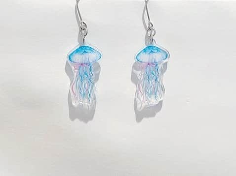 吉田綾乃クリスティーのインスタグラム：「🌺🫧 れんかがくれた海月ピアス🫧かわいい  それと、昨日れんかと出掛けてたんだけど 待ち合わせ場所で合流したら同じ服着てた🌺」