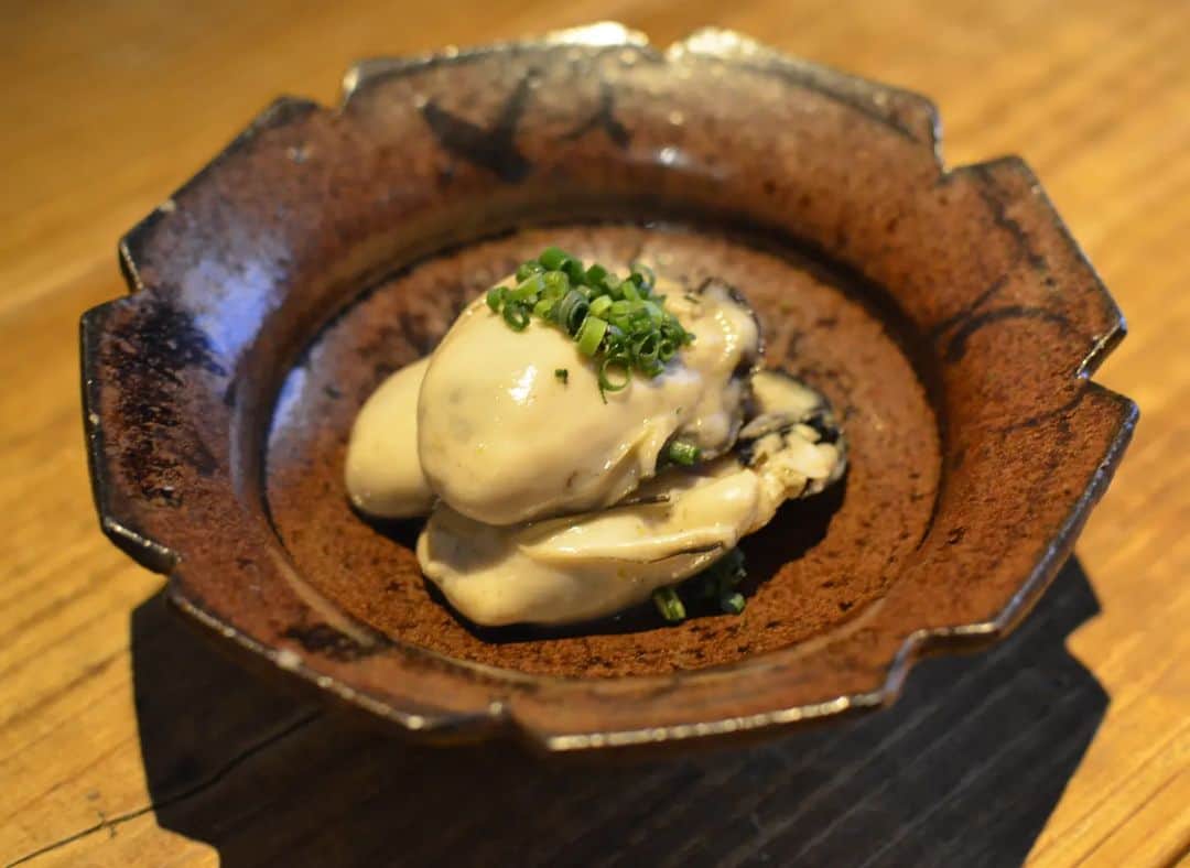 酒井商会のインスタグラム：「酢がき　柚子こしょう和え  広島、金田水産の牡蠣。 出荷半年前から栄養豊富な海域に移動させる杭打ち式と呼ばれる養殖法の牡蠣を酢がきにし、柚子こしょうの香りでお召し上がりください。」