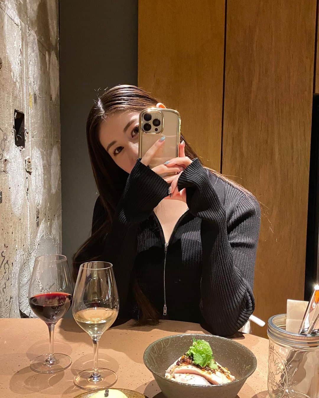 のインスタグラム：「・ 色々やることに集中しててインスタの 存在忘れてました〜お久しぶりです🤗  昨日からWBC始まりましたね✨ 侍ジャパン🇯🇵いやー盛り上がってますね！！ 野球のルールいまだによく分かってないですが笑 まあ、観戦してる雰囲気というかスポーツ全般 観戦は楽しくて好きです😂  二刀流などで今回特に注目されている 大谷選手🙋🏻‍♂️ 強さはもちろん、人間性にも優れている　 らしくて、、 何故あそこまで強くなれたんだろ？とか やっぱり凄いなって思いながら観てて 成功の秘訣？ってなんだろって調べてたら　 高校生の時に書いてた目標シートというもの だったんです！！  「人生が夢を作るんじゃない、夢が人生を作るんだ！」  2枚目の写真の様に目標シートを書いて着実に目標を 達成されててほんとに凄いし見習うばかりです🥹  私が人生において尊敬している方も目標を書く！と いう事を今もされていて、やっぱり成功してる人には 成功している理由が必ずある！って思うし成功されて　 いる方を真似るのって凄く大事だなと改めて思いました✨ （TTPですね！）  なんだか長くなりましたが、今日の🇯🇵✖️🇰🇷 どっちも大好きだから全力で応援しようと思います！  ・ #wbc#野球#スポーツ観戦#🇯🇵 #韓国#🇰🇷#大谷翔平 選手 #目標シート#目標手帳」