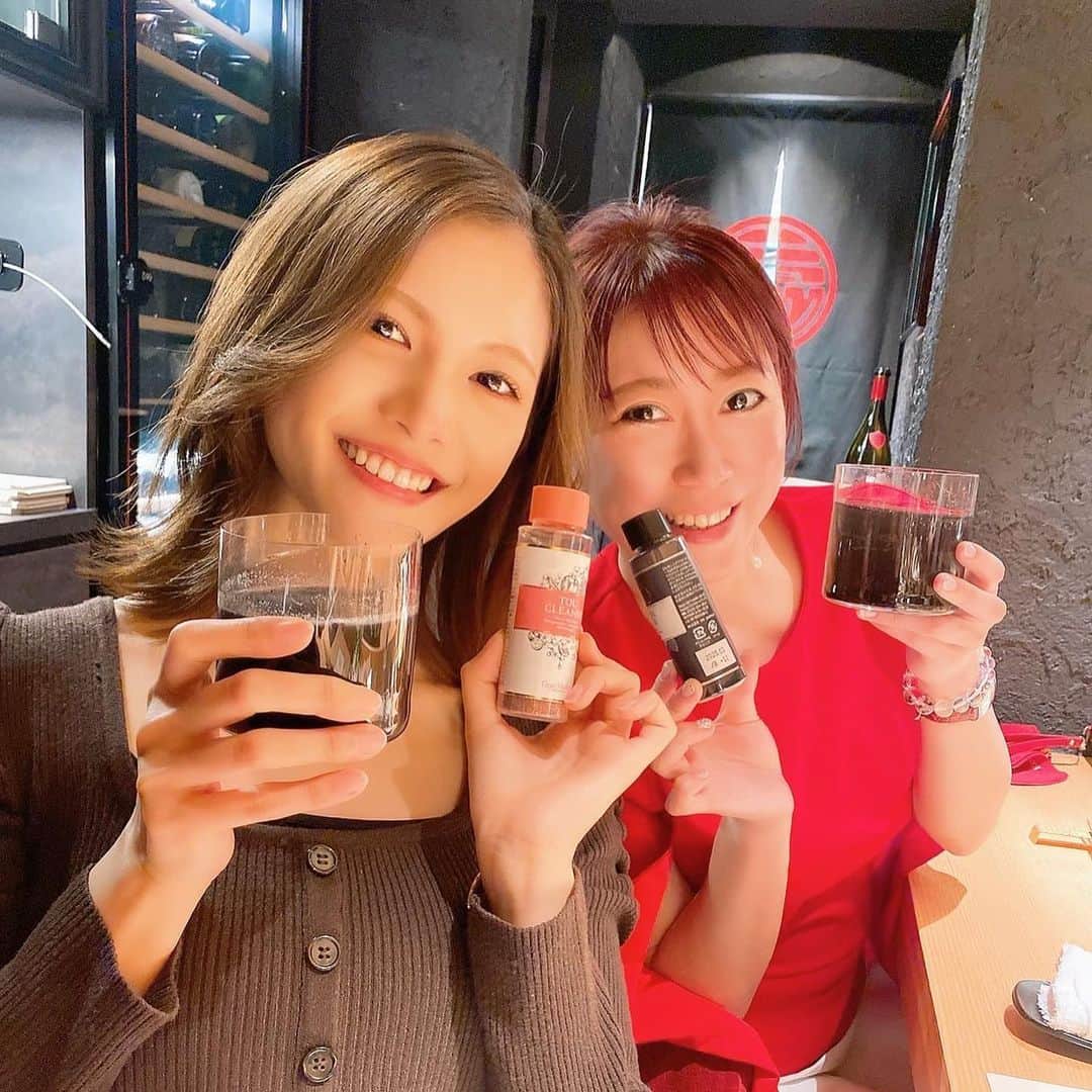 のインスタグラム：「🥂❤︎  かおさん𓂃٭𓈒𓏸♡ 美容について色々と教えて頂いてる中で、 私自身も内側から綺麗になりたいな💎と、 この年齢になって本気で思います。  かおさんの素敵なBarにもお邪魔させて頂いて、 酵素ドリンクを頂きました❤️‍🔥  ”体にいいもの”知っていこう🫡  貴重なお時間、有難うございました🌹  #プロラボ #チャコールクレンズ #水 #酵素 #美活 #腸活 #美容 #健康」