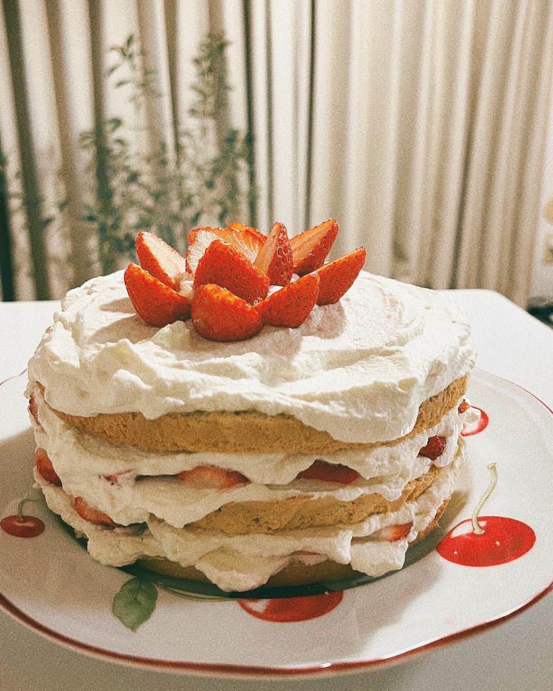 堀田ゆい夏さんのインスタグラム写真 - (堀田ゆい夏Instagram)「今日はお疲れさま会だったのでケーキを作りました😆  いつものモリモリいちごのショートケーキ🍓  ぴいなさんもはお花に興味津々。 色々なことが終わり、また新たに始まる！  #3月 #お疲れ様でした」3月10日 22時01分 - yuika_a0902