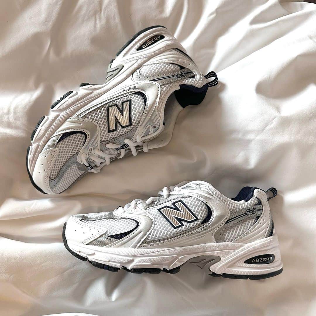 仲本莉絵瑠のインスタグラム：「一昨日韓国で売り切れだった😵 マレーシアで買った靴👟530❣️」