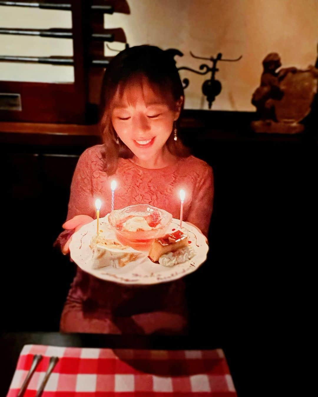 真衣ひなのさんのインスタグラム写真 - (真衣ひなのInstagram)「🎂 誕生日のお祝いをして頂きました。 行ってみたかった六本木の老舗イタリアン🌹 どのお料理も美味しくて おデザ3種類も頂いちゃいました🥺 サプライズキャンドルは3本。 ふぅっ、ふぅっ、ふぅっ、 一つ一つ、お願い事をしながら消しました。 感謝の夜🙏🏻✨  生きてるっていうよりも ああ私は生かされているんだ、って 最近すごく思うんです。 どうしようもなく弱っている時に 手を差し伸べてくれる人がいること ただ話に耳を傾けてくれる人がいること 生まれた日を喜んでくれる人がいること ありがたくって、ありがたくって、 困っちゃうな 最近とくに涙もろいから🥲 春のせい。  あと、そうだ、花粉のせい。 . #バースデープレート #キャンティ  #誕生日 #感謝」3月10日 22時00分 - hinano_mai