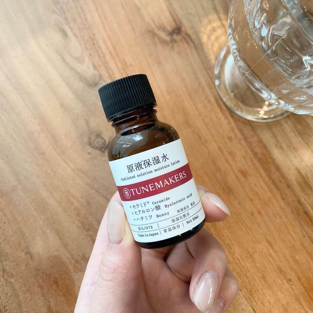 のインスタグラム：「. . @tunemakers さんの 原液保湿水  少しとろみがあって 保湿に安心感がすごいんです。。  わたしはストレスや食生活で 肌がゆらぎやすくて たまに何を塗っていいのか分からないくらい皮がむけてしまう時があります。  そんな時に、tunemakers さんのセラミドを愛用していたので 今回、お試しさせていただきとっても嬉しかったです。  セラミドと一緒に原液保湿水を使うと、よりしっとり保湿されて感動しました🌼  #ロフト展示会 #ロフトのコスフェス #PR」