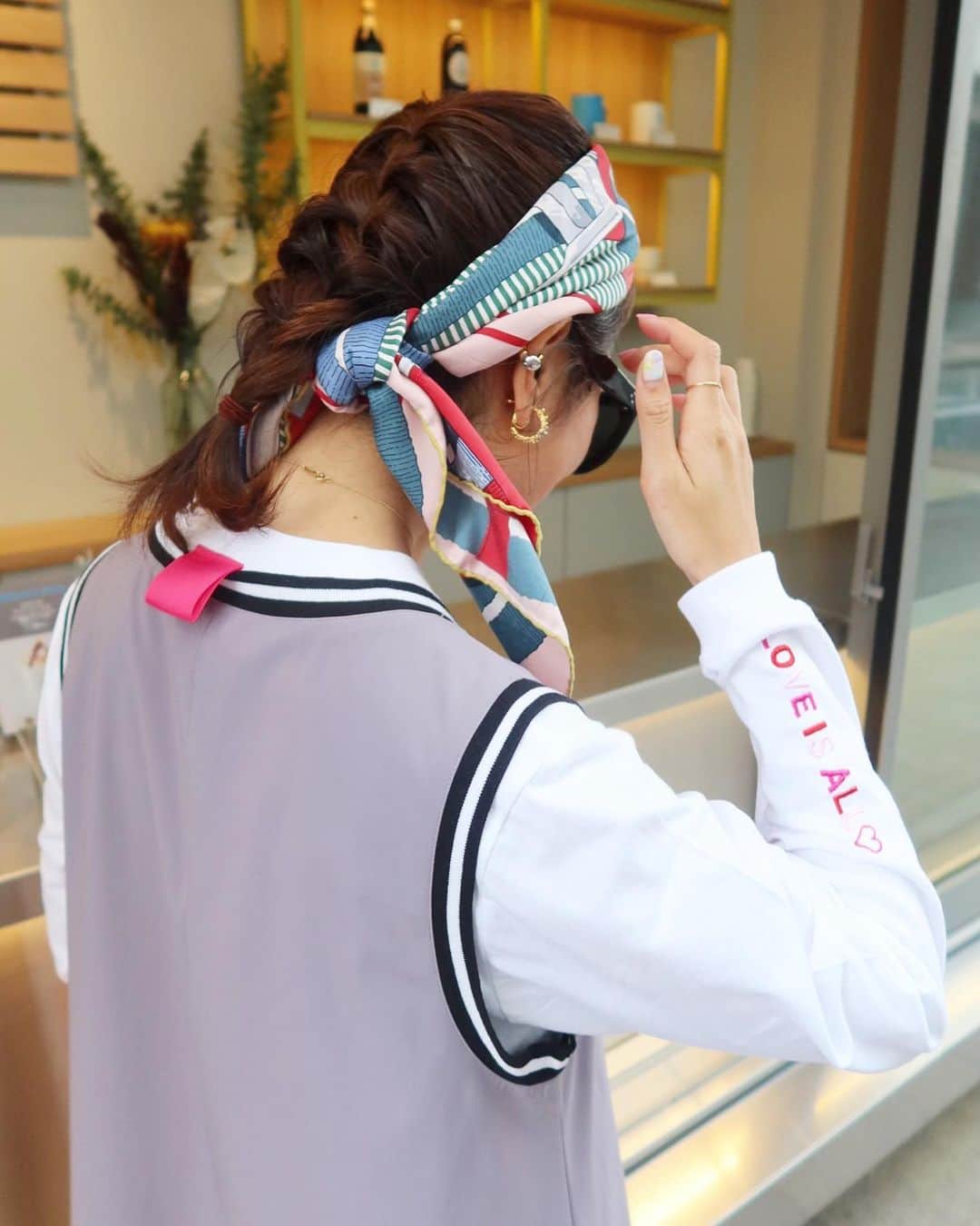 Mai Wakimizuのインスタグラム：「定番のタグTシリーズにとびっきり可愛いnew faceが仲間入り＼(^o^)／3色の糸を使った刺繍メッセージ、"LOVE IS ALL♡"太めの刺繍がしっかり存在感あってポイントになります♡ そしてボーダーテープワンピースやっと再入荷です！どうしても刺繍ロンT合わせでご提案したかったのでこのタイミングになり、お待たせしました♡border×pinkゲキカワ♡ tops&dress:#linkale @linkable_official(来週16日発売予定)」
