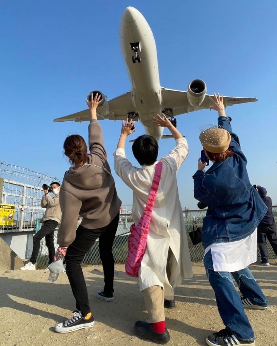 和田美枝さんのインスタグラム写真 - (和田美枝Instagram)「飛行機に触れれた✈️✈️✈️  #千里川土手 #飛行機 #舞い上がれ」3月10日 16時34分 - miewada