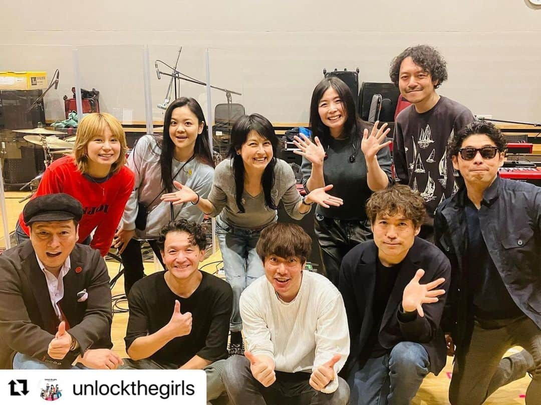 三好春奈のインスタグラム：「仕上がり上々！後は楽しむだけです🕺🕺🕺  #Repost @unlockthegirls with @use.repost ・・・ 仙台に向かっています❗️ 昨日一昨日と、続々ゲストをお招きしてのリハーサル‼️ どの方も「出ました本物‼️🤣」と叫んでしまうのを我慢するのに一苦労な程、圧倒的な個性をスタジオ内に振り撒いてお帰りになりました🤣 明日は一回限りのスペシャルなライブになる事間違いなし‼️楽しみだ〜‼️コラボがもうね、楽しすぎて！今夜寝られないかも😅 明日、仙台PITにお越しの皆様、乞うご期待‼️ #岸谷香 #仙台PIT #ゴスペラーズ #宮沢和史 #一青窈 #水谷千重子」