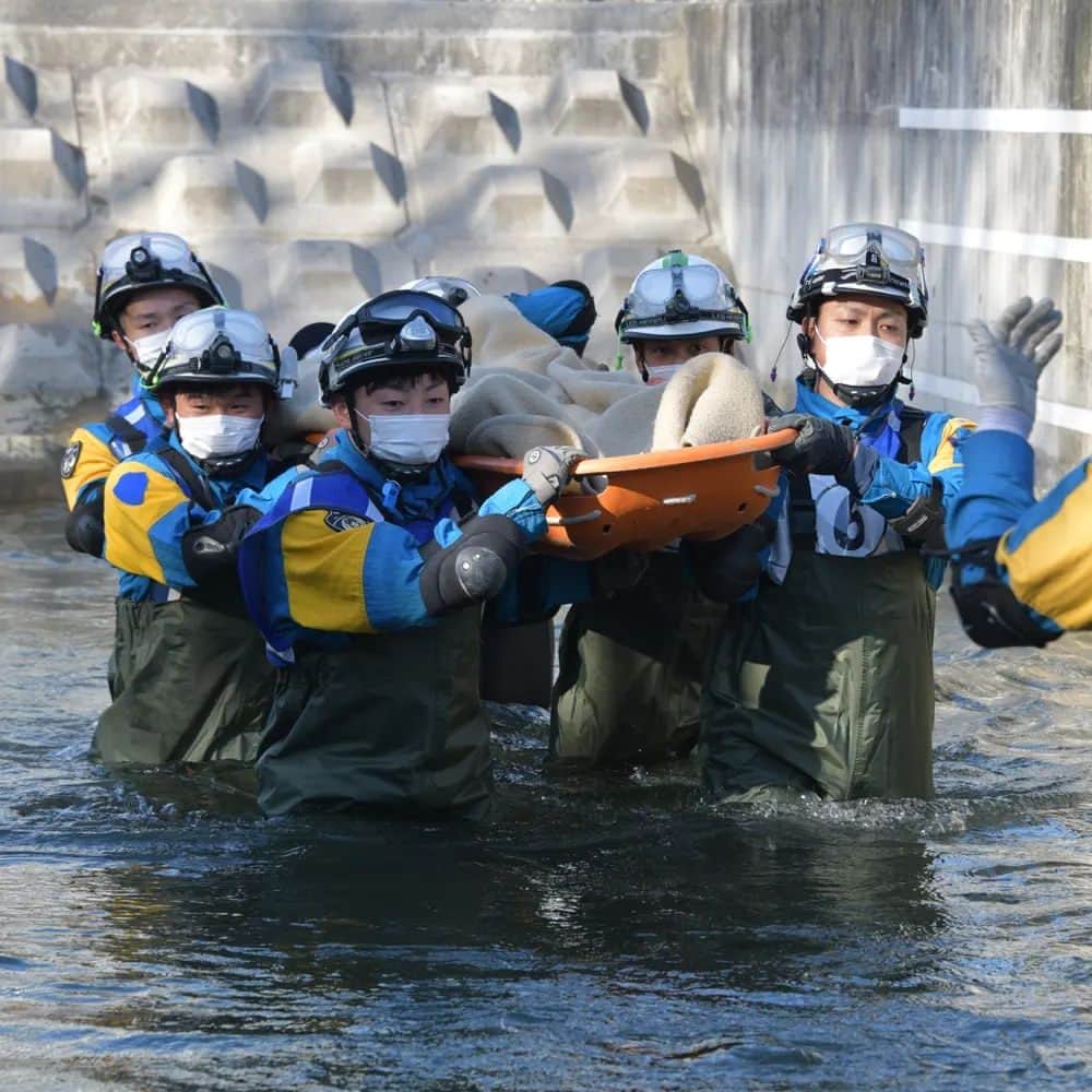 大阪府警察さんのインスタグラム写真 - (大阪府警察Instagram)「【我々は決して忘れない】 明日、東日本大震災が発生して12年になります。 我々は、救出救助活動に向かった当時のことを昨日のことのように思い出します。 大阪府警察機動隊は、救出救助能力の向上を目指して、日々レスキュー訓練に励んでいます。  #大阪府警察公式 #大阪府警察 #大阪府警 #府警 #警察 #警察官 #おまわりさん #機動隊 #広域緊急援助隊 #レスキュー訓練 #救出救助能力の向上 #東日本大震災 #発生12年 #決して忘れない #府民を守る」3月10日 16時48分 - fukei_koho