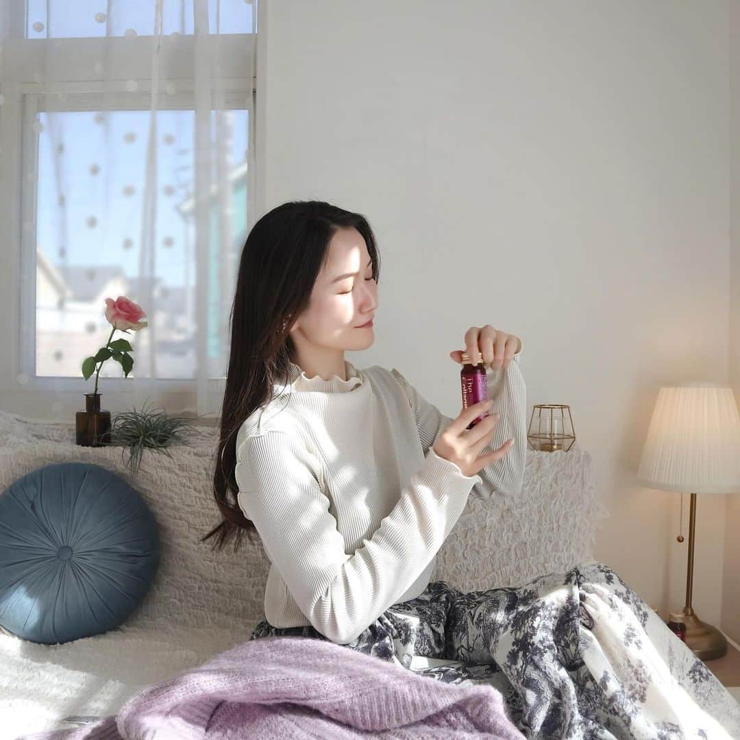 のインスタグラム：「【自分を労わる美容ドリンク】   慌ただしい3月。 忙しくて一日があっという間に終わっちゃう！というかたも多いのでは？  頑張っている自分にご褒美を。 ザ・コラーゲン EXR ＜ドリンク＞はいいかがですか✨  美容成分を贅沢配合した ザ・コラーゲン EXR ＜ドリンク＞で気分を上げたら、 今日もいきいきとして弾むような一日の始まりです！  ┈┈┈┈┈┈┈┈┈┈┈┈┈┈┈┈┈┈┈ 💐ザ・コラーゲン EXR ＜ドリンク＞   ✓美容成分2倍（コケモモ・アムラ果実・セラミド・ヒアルロン酸がザ・コラーゲン＜ドリンク＞比）配合  ✓11種類の美容成分を贅沢配合  ✓脂質ゼロ・ノンカフェイン・保存料無添加 ┈┈┈┈┈┈┈┈┈┈┈┈┈┈┈┈┈┈┈    ／  「ザ・コラーゲン＜ドリンク＞を飲んで気分を上げたい！」  と思った方は〈コメント欄〉から  【❤】の絵文字を使って教えてください☺️  ＼   #ザコラーゲン #thecollagen #美容ドリンク #コラーゲンドリンク #ノンカフェイン #インナーケアドリンク #ドリンクタイプ #おうち美容 #ご褒美ケア #ビューティーケア #大人美容 #インナービューティー #美容習慣 #インナーケア #ハリのある暮らし #美容ルーティン #ルーティン #デイリーケア #ザコラーゲンEXR #ノンカフェインドリンク #アラサー美容 #アラフォー美容  #朝のルーティン #モーニングルーティン」