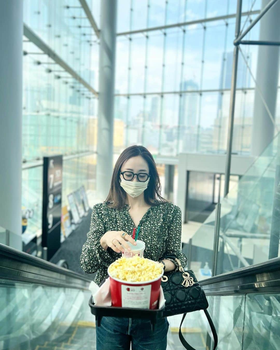 神崎恵のインスタグラム：「🍿 仕事の空き時間に、 『エブエブ』やっと観れました。 @yokomorix の声どおり、 「映画３本連続で観たくらい体力奪われた」←それ‼︎  「なにを見せられてるんだ？からのクライマックスのカタルシスにボロボロ泣いてしまった」←本当そうなの！ 今から仕事に戻るので、感想はまた。  最近、「マスクを外したときのメイクがわからなくなった」と相談を受けることが多くなりました。 アイメイクにポイントをおくことが多かったマスクメイク。 だから、マスクがなくなることで、バランスのとりなおしが必要になるのは確か。 息子の卒業式では、 「顔を全部見せるのがいや」 「マスク外した顔を見られるのが落ち着かない」という声もききました。  週末あたり、メイクバランスのレッスンをライブでしようと思います。マスクをするしないは自由だけれど、 メイクを改めて見直すのも楽しいです。 ゆるりとなので、お時間が合えば☺️」
