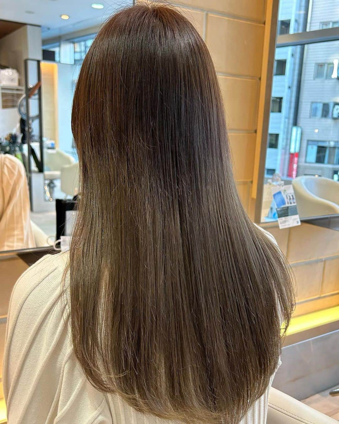 門脇佳奈子のインスタグラム：「New hair color🫶  何にも言ってないのに前日にイメージしてたカラーと全く同じ仕上がりって何事🫢❤️ 流石すぎて逆に怖い🤦‍♀️❤️ @air_takayama_daisuke   前髪は限界まで短くしてもらいました🫠 #airginza  #ヘアカラーベージュ」