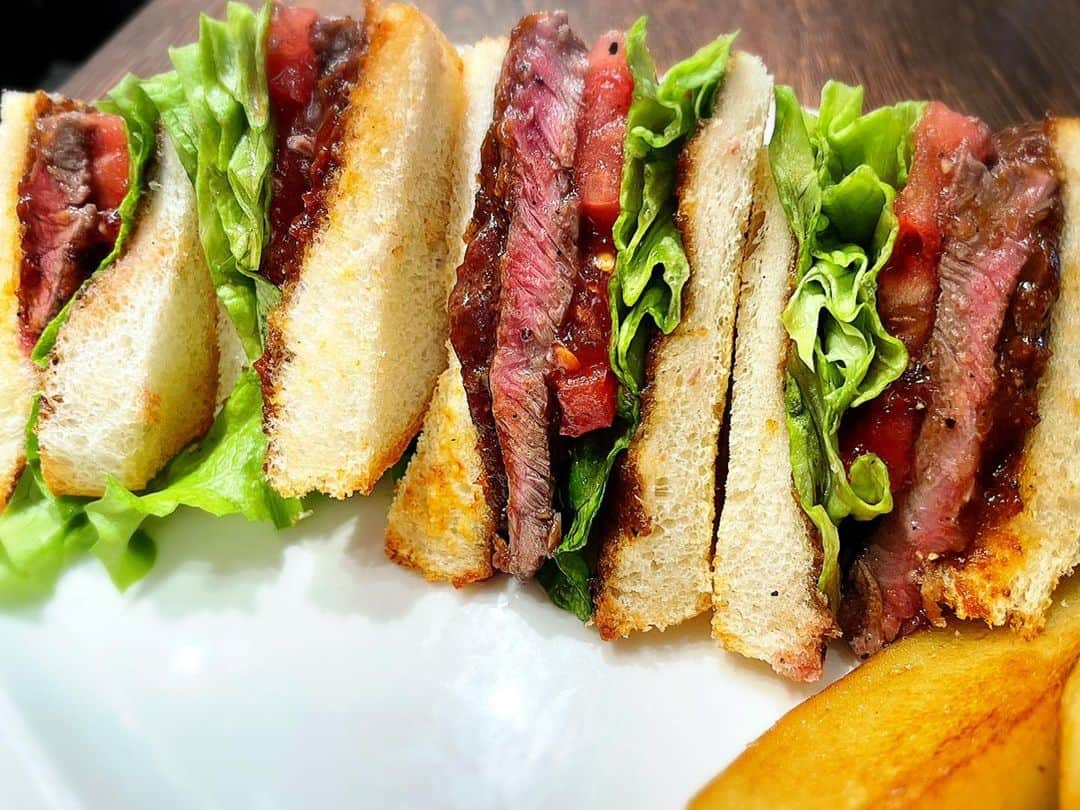 のインスタグラム：「あらまぁ！ ステーキだごど‼️👵  遅めのランチ、ここのステーキサンド大好き😋  #麻布十番ランチ」