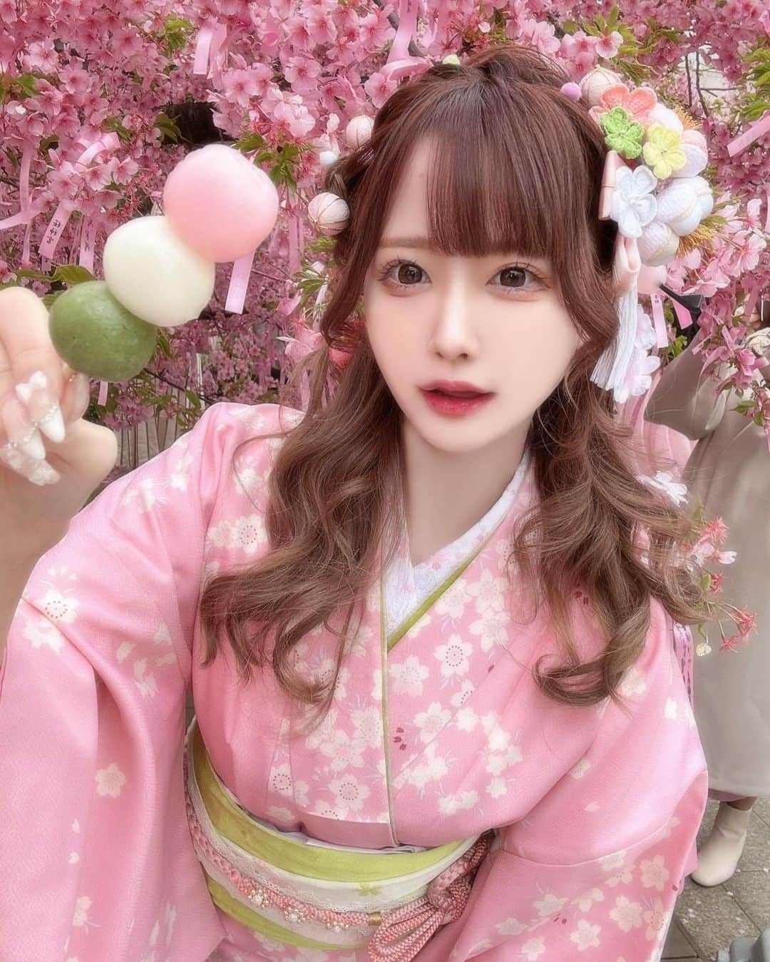 さきぼんさんのインスタグラム写真 - (さきぼんInstagram)「「絶対大丈夫🌸」  何年も行きそびれてた桜神宮に行きました🎀🍡🌸  葉桜みたいな着物コーデ(？)にしてもらったよ。さわだ屋さん(@asakusa_sawadaya )で！  #桜 #桜神宮 #桜新町 #着物 #さわだ屋 #kimono #sakura」3月10日 17時16分 - sakibon69