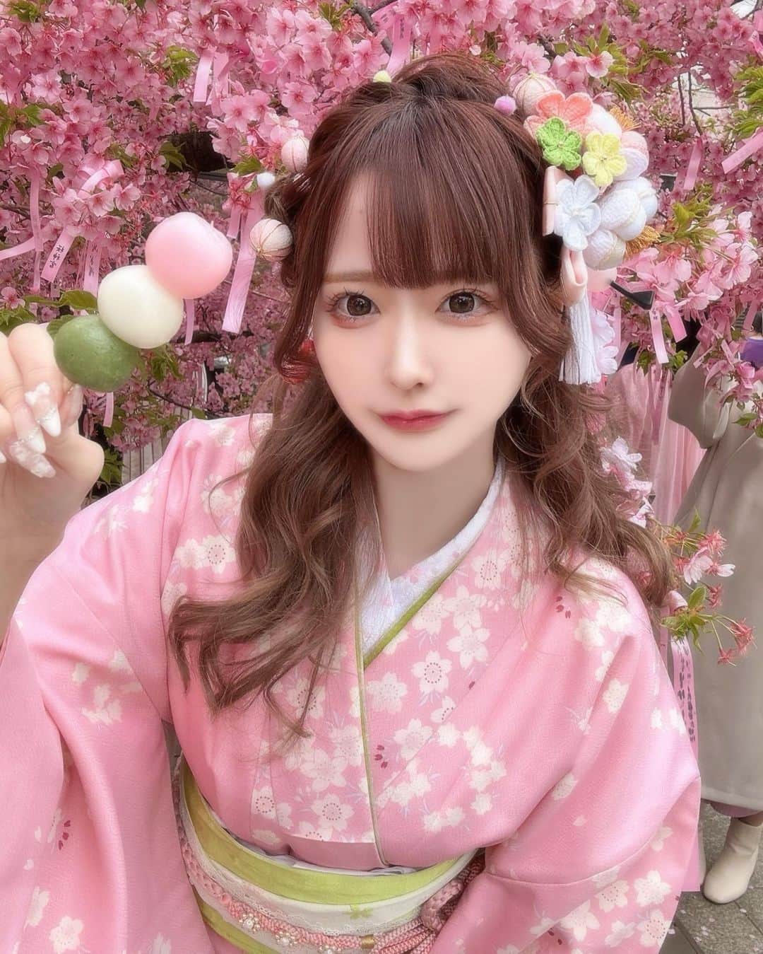 さきぼんのインスタグラム：「「絶対大丈夫🌸」  何年も行きそびれてた桜神宮に行きました🎀🍡🌸  葉桜みたいな着物コーデ(？)にしてもらったよ。さわだ屋さん(@asakusa_sawadaya )で！  #桜 #桜神宮 #桜新町 #着物 #さわだ屋 #kimono #sakura」