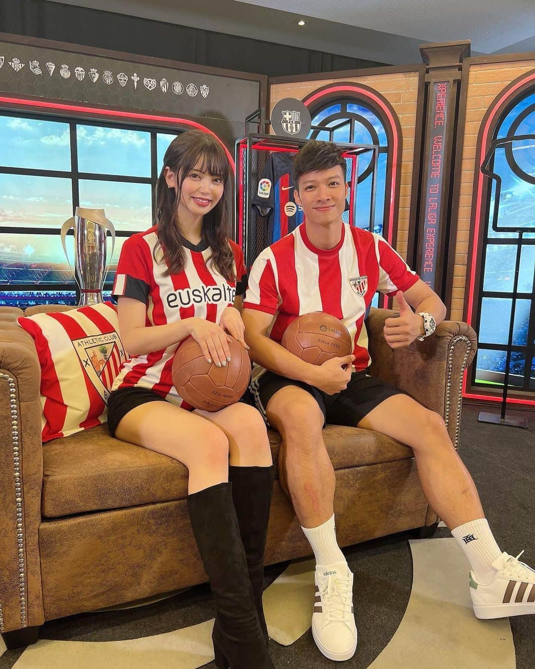 のインスタグラム：「ビルバオ着いた✈️🇪🇸 着いてすぐ撮影した📸  今回一緒のベトナムのインフルエンサーさんユナサポだった  今回の企画はラ・リーガ初心者にラ・リーガ(アトレティック)を体験してもらおうという趣旨だそうなので、スタッフさんがラ・リーガの色々な事を教えてくださってめちゃくちゃ楽しいい！！！😭✨  でも用意されたセットがすごすぎてずっとガチガチに緊張してた、、🥶  #laligaEXPERIENCE  #athleticclub  #サッカー女子」