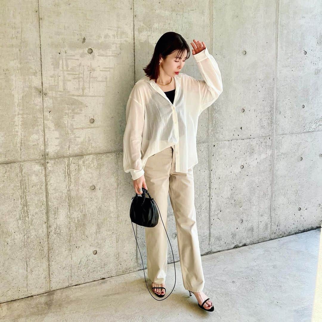 ayakoのインスタグラム：「一年じゅう白っぽい格好してるけど👻 やっぱり素材がコットンになると 一気に春っぽくなりウキウキ🌸✨ オールUNIQLOコーデでした🫡 ・ ここ数年の春夏はシアーシャツが制服みたくなってる私😌🤍 去年のマメクロキャミ、もっと買っておけばよかったな…🥲 ・ ☑︎シアーコットンリラックスシャツ 00white  XLsize ☑︎コットンバギーパンツ  01offwhite  58size ・ #バギーパンツ #UNIQLOワイドパンツ #オールUNIQLOコーデ #全身UNIQLO #UNIQLO購入品」