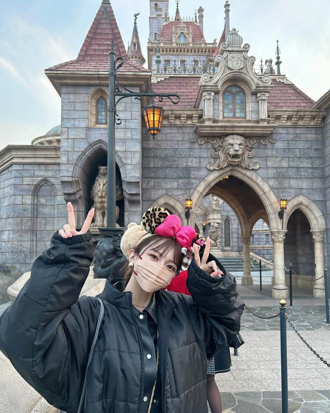 相楽優佳さんのインスタグラム写真 - (相楽優佳Instagram)「今年初ディズニー🏰🐭✨️  バズライトイヤーのアストロブラスター 初めて乗ったけど楽しかった🔫 ！ ⁡ ピンクシャツはGUで2000円でした💗笑 _____ #ディズニー #ディズニーランド #disneyland #ピンクコーデ #春コーデ #ディズニーカチューシャ #ポニーテール #シースルーバング #ハーフアップ #夢の国 #guコーデ #クロップドシャツ #ピンクシャツ #ディズニーフォト」3月10日 19時05分 - yuka_sagara