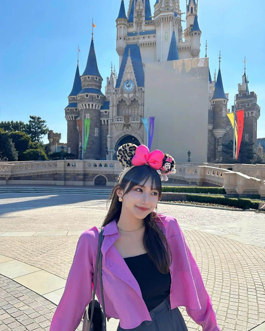 相楽優佳さんのインスタグラム写真 - (相楽優佳Instagram)「今年初ディズニー🏰🐭✨️  バズライトイヤーのアストロブラスター 初めて乗ったけど楽しかった🔫 ！ ⁡ ピンクシャツはGUで2000円でした💗笑 _____ #ディズニー #ディズニーランド #disneyland #ピンクコーデ #春コーデ #ディズニーカチューシャ #ポニーテール #シースルーバング #ハーフアップ #夢の国 #guコーデ #クロップドシャツ #ピンクシャツ #ディズニーフォト」3月10日 19時05分 - yuka_sagara