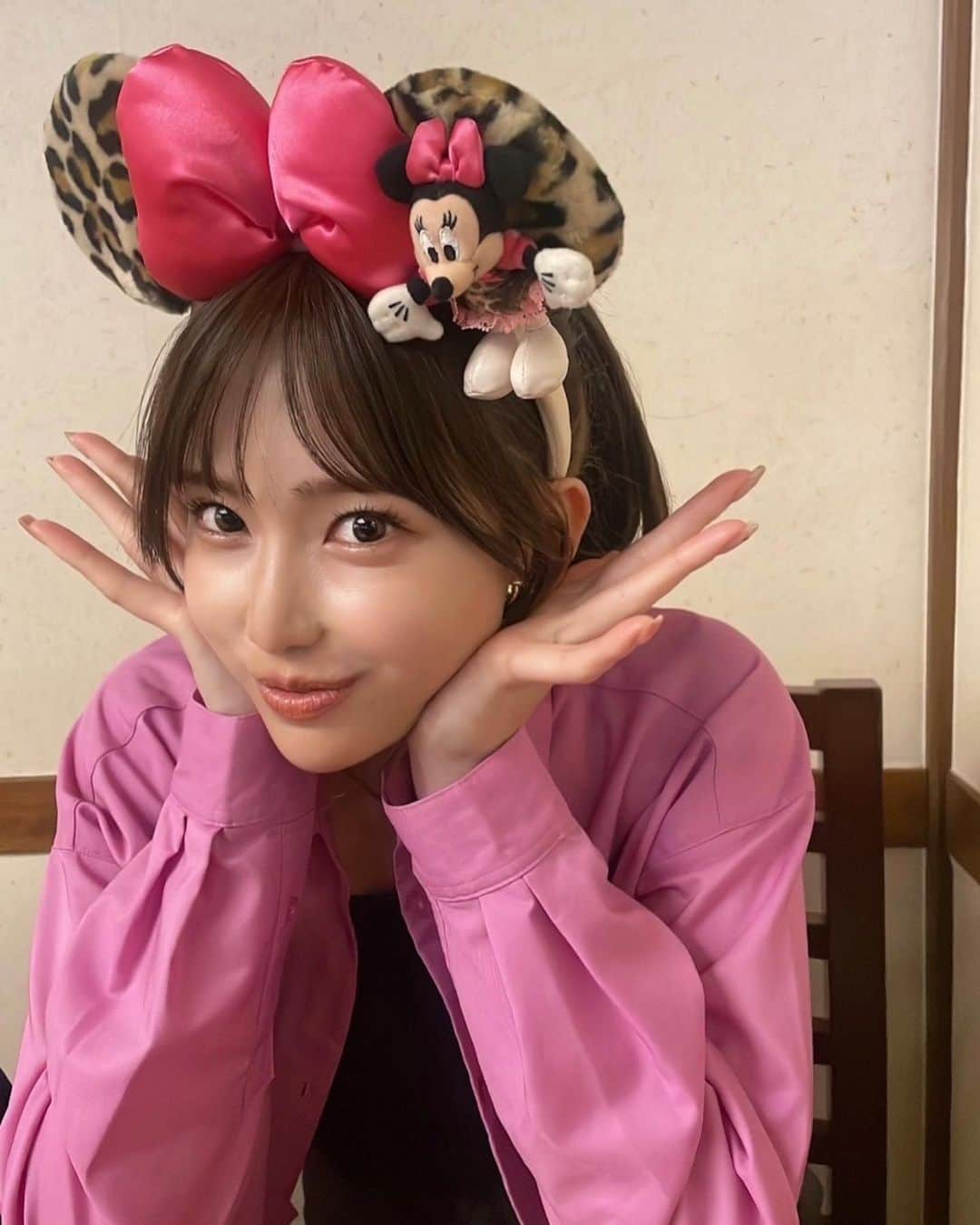 相楽優佳さんのインスタグラム写真 - (相楽優佳Instagram)「今年初ディズニー🏰🐭✨️  バズライトイヤーのアストロブラスター 初めて乗ったけど楽しかった🔫 ！ ⁡ ピンクシャツはGUで2000円でした💗笑 _____ #ディズニー #ディズニーランド #disneyland #ピンクコーデ #春コーデ #ディズニーカチューシャ #ポニーテール #シースルーバング #ハーフアップ #夢の国 #guコーデ #クロップドシャツ #ピンクシャツ #ディズニーフォト」3月10日 19時05分 - yuka_sagara