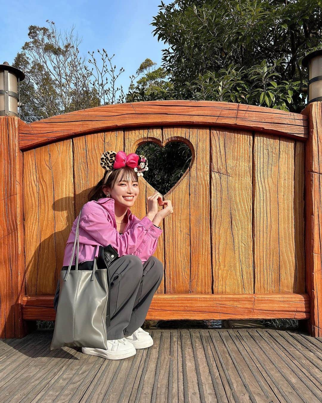 相楽優佳さんのインスタグラム写真 - (相楽優佳Instagram)「今年初ディズニー🏰🐭✨️  バズライトイヤーのアストロブラスター 初めて乗ったけど楽しかった🔫 ！ ⁡ ピンクシャツはGUで2000円でした💗笑 _____ #ディズニー #ディズニーランド #disneyland #ピンクコーデ #春コーデ #ディズニーカチューシャ #ポニーテール #シースルーバング #ハーフアップ #夢の国 #guコーデ #クロップドシャツ #ピンクシャツ #ディズニーフォト」3月10日 19時05分 - yuka_sagara