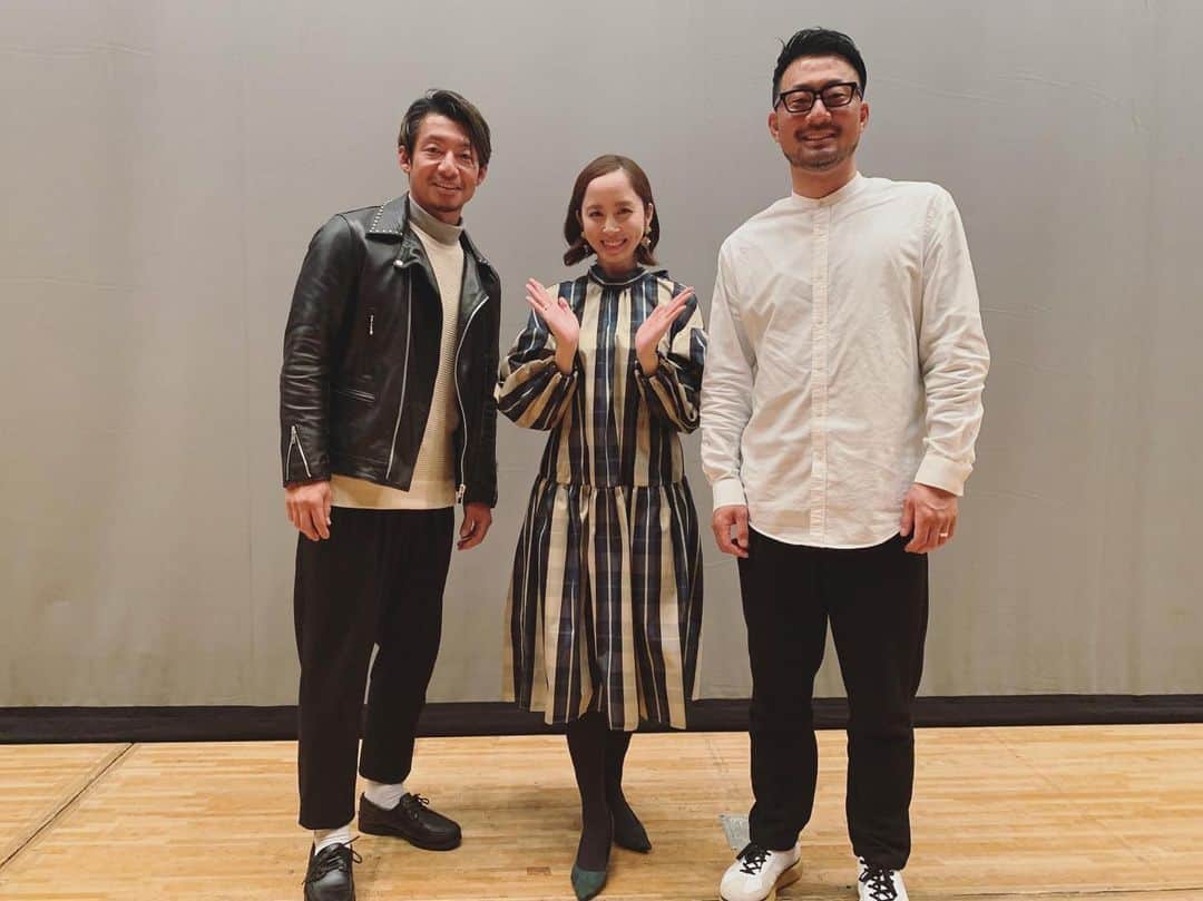 のインスタグラム：「🎤 ・ 先日のトークショー🗣💕 野球のことも、 それ以外のことも(こっち7割くらい🙈✨) たっくさんお話しくださいました🤍 楽しかったなぁ。 ・ ・ 狩野さんとは現役時代に 自主トレ密着取材させていただいてからのご縁🌱 今回MCとして参加させていただきました🌼 ・ ・ お二人の雰囲気が柔らかくて ほんと、ここプライベート空間かな？ みたいな空気感でした😂✨ あと、今回は写真撮影もOK🤳 気さくなお二人のお人柄とトークに 笑って、癒されて、感激した夜☺️ ・ またこんな機会がありますように！💕 ・ 3月には東京でも開催！ 行かれる方、ぜひ楽しんできてくださいね🌼 ・ ・ あ、ちなみに 1枚目の写真撮った時。 「アナウンサーさん(司会)ってだいたいこのポーズしますよね😏」 と鳥谷さん。 確かに。笑 だいたいジャーンしてる👐🏻👐🏻👐🏻 ・ これ言われてから、さいきん写真撮るたび ちょっともぞもぞしてます。笑 頑張って…やめてみる計画。笑 ・ ・ ・ #鳥谷敬 さん #狩野恵輔 さん #トークショー #たけだのおしごと #司会 #MC #🎤」