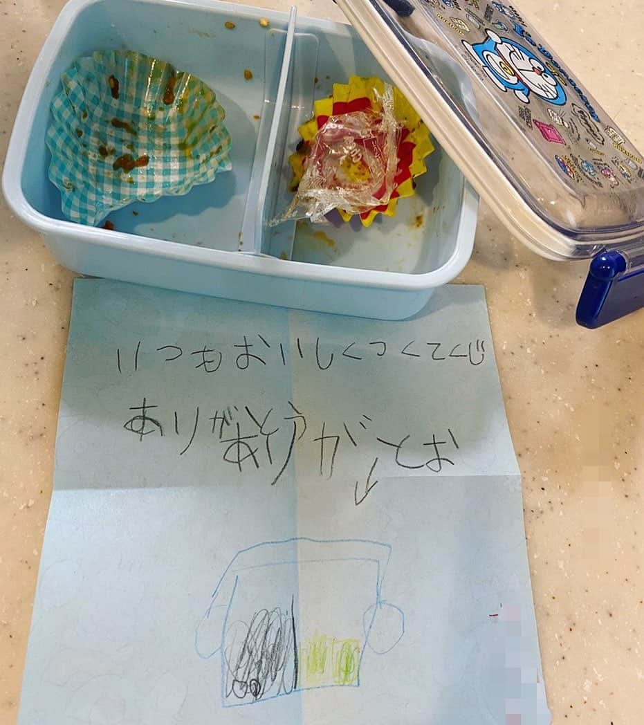 結花子さんのインスタグラム写真 - (結花子Instagram)「帰るなり、「お弁当今日も美味しかったよ😄お弁当箱見て見て😁」 と言うので、お弁当袋開けてみると、、、 お返しのお手紙が😭 なんか日本語変だけど、そんなのどーでもいい😭 泣けた。。。😭 . #息子よ　#ありがとう #お弁当」3月10日 17時34分 - yukako_chupapi