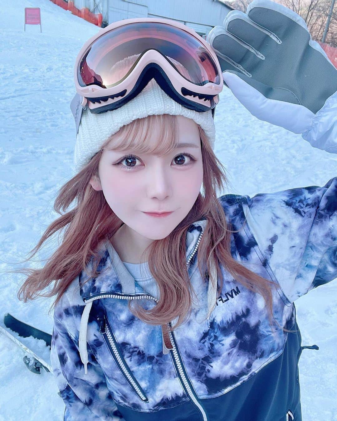 茉井良菜のインスタグラム：「⛷ 人生初スキー❕にこにこ自撮りしてますが、大転びして大泣きした後です❕  #スキー #スキーウェア  #スキー女子 #スキー場 #ウィンタースポーツ #冬山」