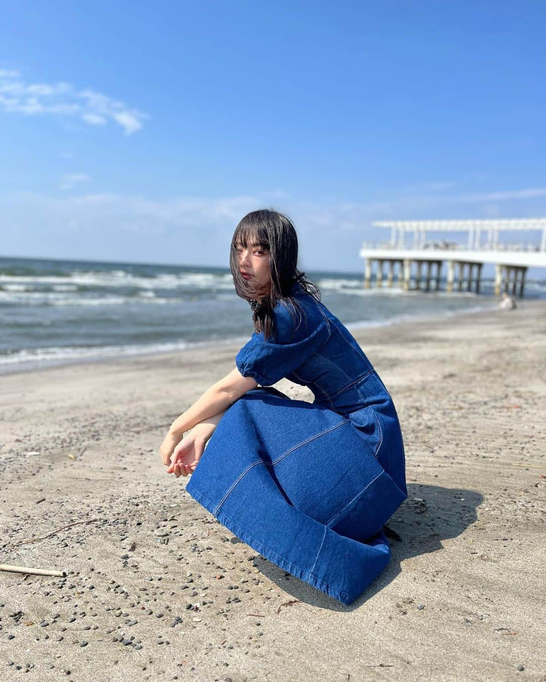 小森真理子さんのインスタグラム写真 - (小森真理子Instagram)「今日は海を観にドライブへ。 弟が運転&写真撮ってくれました🫶🚙  あたたかいから上着を置いて出たら海からの強風が普通に寒くて凍えました。(小春日和だけどまだ3月だもんな...🫥笑) でも息子氏海めちゃくちゃ喜んでくれてたからオールオッケー ______  人生初のコストコも行ってテンション爆上がりしました！ 憧れのハイローラーとぶどうおいしかった。ロティサリーチキンも買ったので楽しみ〜 いい日でした。ありがとう弟氏！」3月10日 17時41分 - mariko_hiki_komori