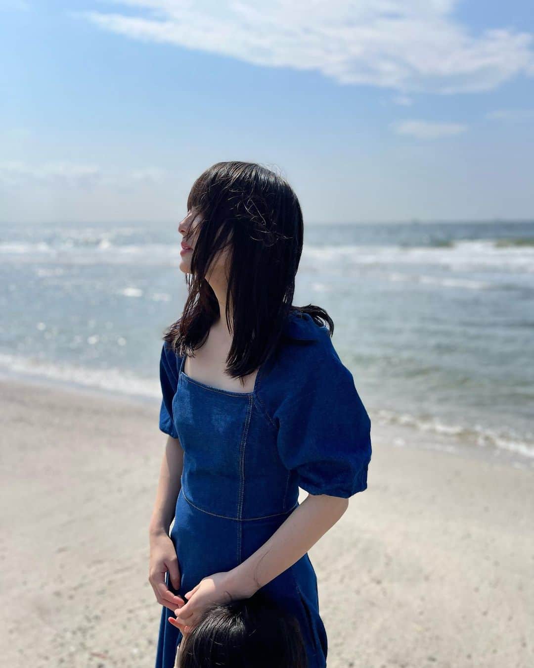 小森真理子のインスタグラム：「今日は海を観にドライブへ。 弟が運転&写真撮ってくれました🫶🚙  あたたかいから上着を置いて出たら海からの強風が普通に寒くて凍えました。(小春日和だけどまだ3月だもんな...🫥笑) でも息子氏海めちゃくちゃ喜んでくれてたからオールオッケー ______  人生初のコストコも行ってテンション爆上がりしました！ 憧れのハイローラーとぶどうおいしかった。ロティサリーチキンも買ったので楽しみ〜 いい日でした。ありがとう弟氏！」