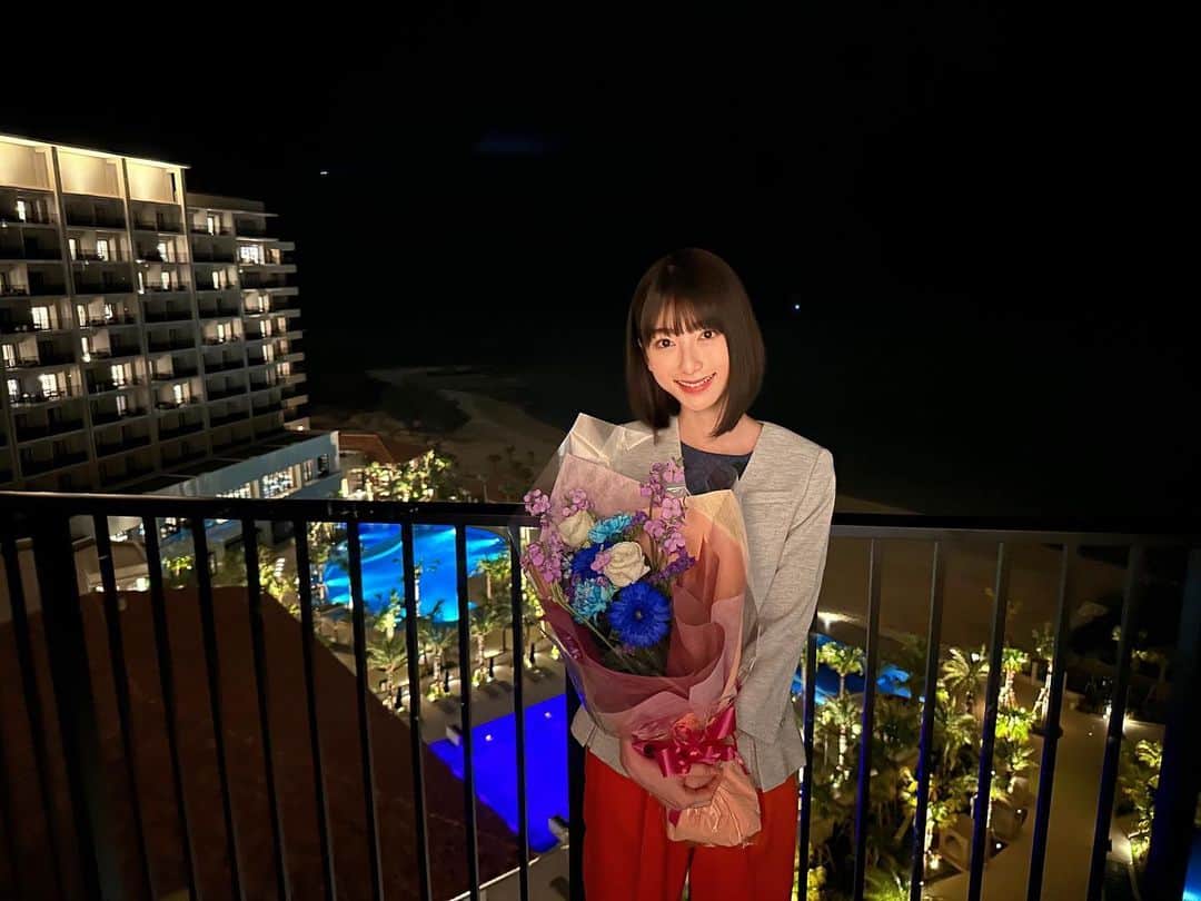 のインスタグラム：「⋆｡°✩  NHK沖縄にて放送の 『私の同期はAIロボット』 放送まであと1週間となりました🤖  主演/當間彩音 役  ｛ ドラマ本編 ｝ 3月17日(金) NHK総合（沖縄県域）/ 11:05~11:18   ｛ 沖縄金曜クルーズ（ドラマ本編＋メイキング）｝ 3月17日(金) NHK総合（沖縄県域）/ 19:30~19:55 再放送：3月18日(土）/ 7:35~8:00  3月20日(月) 昼頃～ NHKプラスにて配信開始の予定もあります🪐  ぜひご覧ください！  今回初めてホテルマンを 演じさせていただきましたが、  改めて大変なお仕事だな、と感じまして ますます尊敬の念が深まりました…  （それにしても素敵なロケーションだったなぁ🐋⁎⁺˳✧༚」