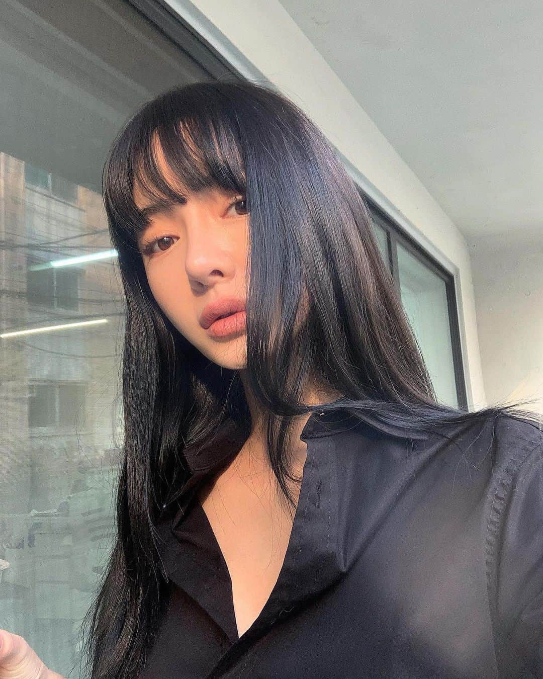 キム・ボラムのインスタグラム：「앞머리 가발 아닌데 자꾸 앞머리 정보 핑크에이지냐고 물어보심 🥲」