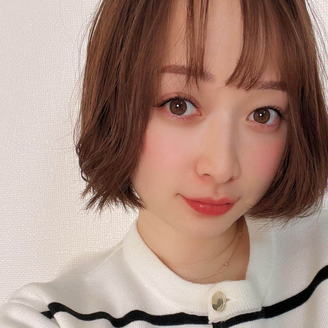 齊藤美沙貴さんのインスタグラム写真 - (齊藤美沙貴Instagram)「前回から1ヶ月たってのびのびになった眉毛を直してきました🫶💕  自眉は垂れ眉のしっかりした毛なので間引いてもらって毛は薄めのアーチ眉になりました。  色素薄めの眉メイク練習します🗣️  #眉毛#眉毛サロン#ワックス脱毛#間引き#眉毛メイク#アーチ眉」3月10日 17時57分 - misya_kids