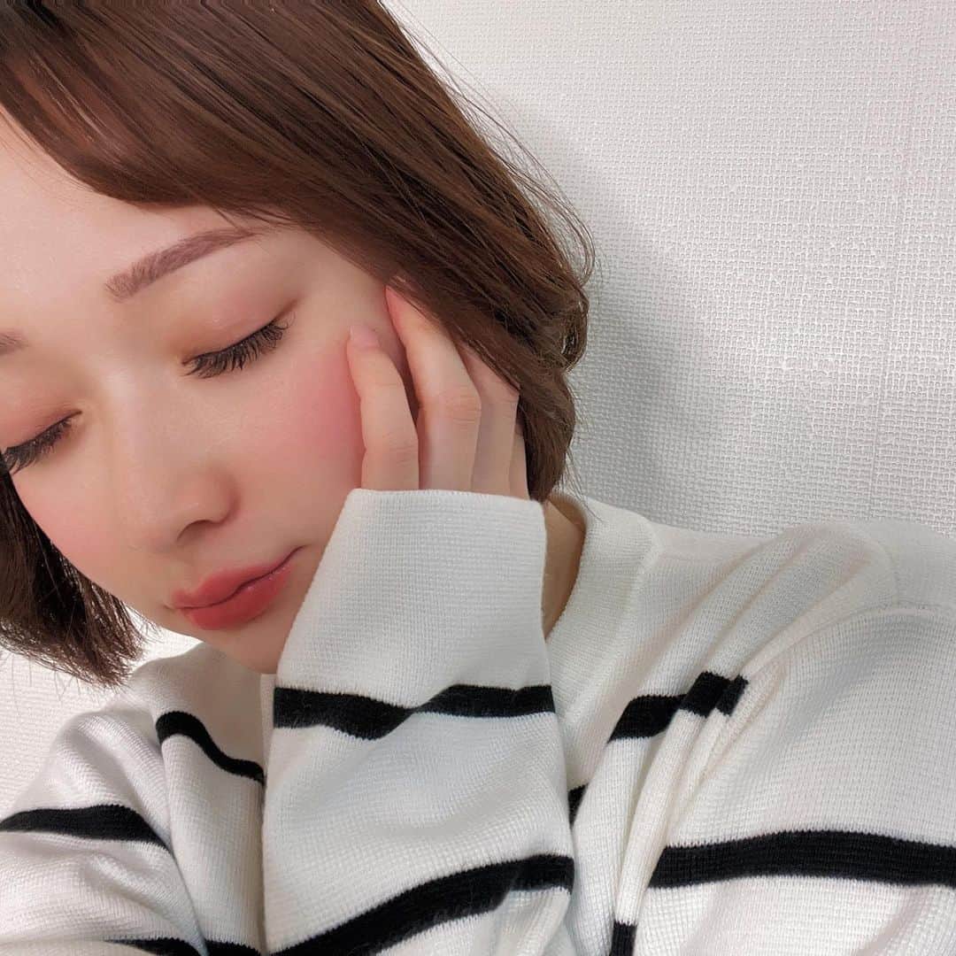 齊藤美沙貴のインスタグラム：「前回から1ヶ月たってのびのびになった眉毛を直してきました🫶💕  自眉は垂れ眉のしっかりした毛なので間引いてもらって毛は薄めのアーチ眉になりました。  色素薄めの眉メイク練習します🗣️  #眉毛#眉毛サロン#ワックス脱毛#間引き#眉毛メイク#アーチ眉」
