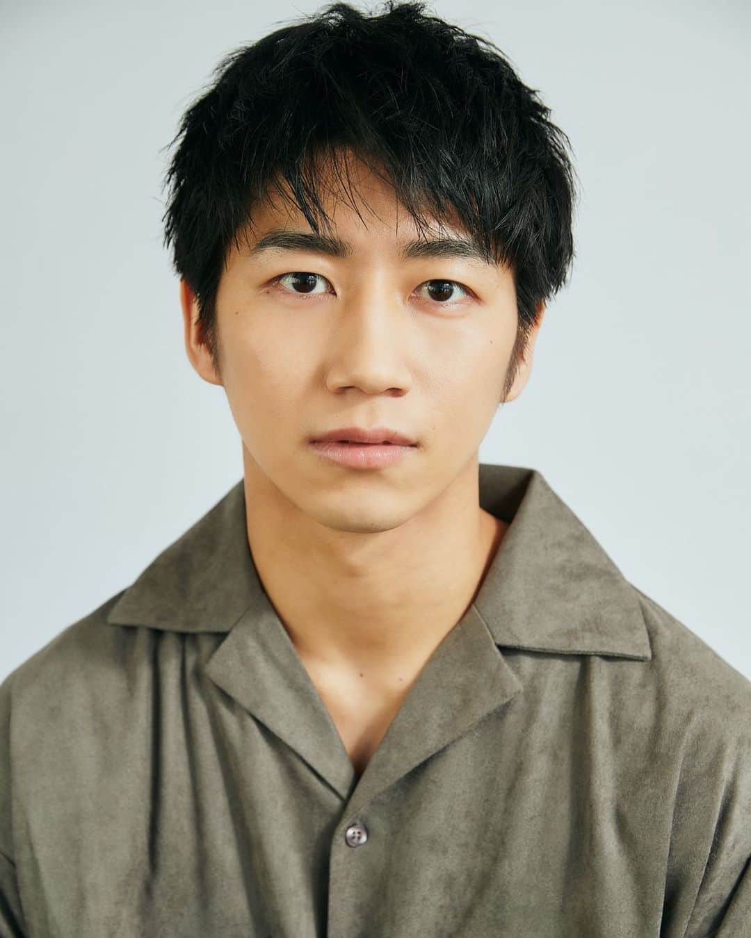 納谷健のインスタグラム：「宣材写真が変わりましてん  撮影の時の雰囲気や カメラの松林さんとの擦り合わせがすごく楽しかったです」
