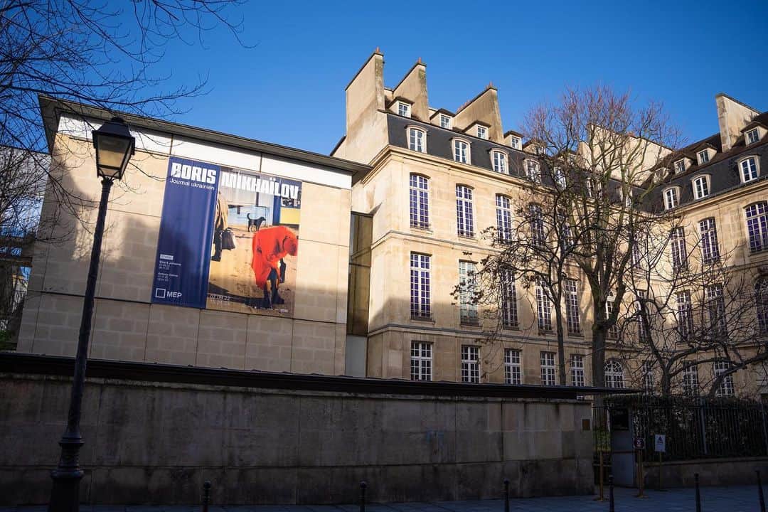 株式会社モリモトさんのインスタグラム写真 - (株式会社モリモトInstagram)「SUMAU連載【パリとアート】をUPしました🇫🇷✨ ⁡ パリの中でも芸術とモードの発信地として注目を集める「Marais マレ」地区。このエリアは写真にまつわるスポットが多いことでも知られその象徴とも言える「ヨーロッパ写真美術館」もあります。 ⁡ 今回はその近く、セーヌ川の潤いを感じるルイ＝フィリップ橋通りにあるギャラリー「GALERIE ROUGE ギャルリー・ルージュ」を訪れ、ギャラリーのディレクターを務めるアガット・キャンセリエリさんにお話を伺いました🌼 ⁡ ＿＿＿＿＿＿＿＿＿＿＿＿＿＿＿＿＿＿＿＿ ⁡ Vol.60 パリの写真界、その未来を牽引する、 新しい女性ディレクターの物語。 ⁡ ＿＿＿＿＿＿＿＿＿＿＿＿＿＿＿＿＿＿＿＿ ⁡ 記事は、プロフィールトップ @morimoto_sumau  のURLより🎗 ⁡ ⁡ writting by @takesucre_paris  #モリモト #morimoto #sumau #スマウ #パリとアート#フランス #パリ #paris #🇫🇷 #art #lagalerierougeparis」3月10日 17時58分 - morimoto_sumau