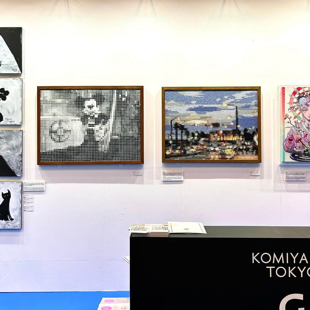 ちんかめのインスタグラム：「🖼 @artfairtokyo に浦安のミックさんの写真と片瀬江ノ島の夕景の写真をモザイクにしてキャンバスにペイントしたのとタイルで組み合わせた作品を2点小宮山ギャラリーから出展してます。日曜日まで  #Repost @komiyama_tokyo with @use.repost ・・・ We’ll be joining in the ART FAIR TOKYO2023!  アートフェア東京2023に出展致します▼  3.10(FRI)ー3.12(SUN)  東京国際フォーラム @tokyointernationalforum   KOMIYAMA TOKYO G  📍B2F ホールE N063  【出展作家】 秋赤音 天野タケル いがらしゆみこ Will Sweeney  COOKIE  KENSEI YABUNO  柴田亜美 菅谷晋一 田崎太郎 内藤啓介 丸岡和吾 村田言恵 安田知司 米原康正  #collage  #collageart  #mosicart  #mosaictileart」