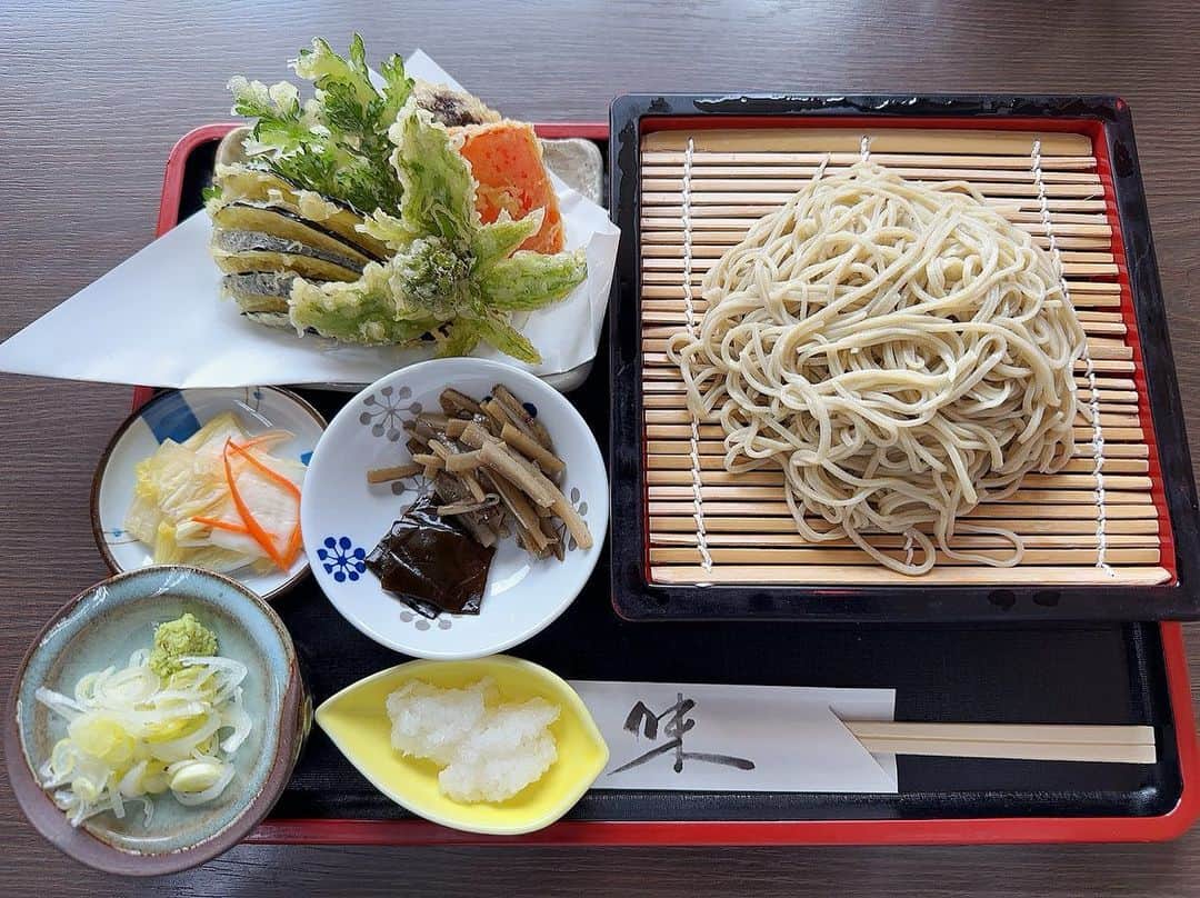 村田綾のインスタグラム：「先日、念願叶って☆お伺いする事ができた「ひぐち楓庵」さん♡  長瀞そばとデザートを食べたんだけど、最高すぎました(o^^o)  平日のオープン前から、お客さんが並んでる意味が分かる！！  お蕎麦が美味しいのはもちろんだけど、苺のシュークリームと苺のタルトが、毎日食べたいぐらいウマウマでした。 苺は長瀞の宮澤いちご園さんのイチゴを使っているみたいなんですが、驚くぐらい美味かったです。 いちご狩りしたい。  当日限定！って書いてあったので、フルーツが違ったり、無い時もあるかもだから、気になる方は「ひぐち楓庵」さんのインスタをチェックしてみて下さい。  樋口駅前にあるので、電車でも行きやすいし♪ オススメです(*^ω^*)  #長瀞観光アンバサダー #長瀞町観光協会 #飯テロ #長瀞そば #いちご #ひぐち楓庵 #宮澤いちご園」
