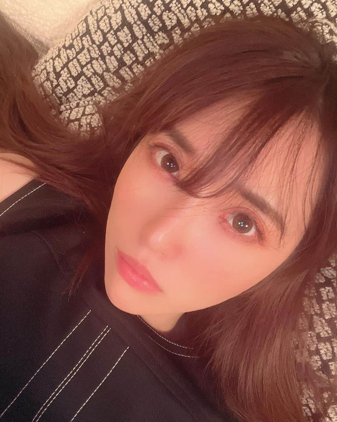 岡英里さんのインスタグラム写真 - (岡英里Instagram)「ひきこもりなのに肌の調子が悪いなーってところに花粉症がきてさらに肌が絶不調💔  さすがに肌のゴワゴワ感が耐えらない&ずっと行くタイミング逃してたから久しぶりに @leticia_clinic に駆け込みしてきた🏃🏻‍♀️💨  久しぶりだからとりあえず #ハイドラフェイシャル で肌をクリーンにして #ピコ秒レーザー でシミ取り☺️💕  施術直後から肌質が変わってツルツルなお肌になった😆✨&シミ取りの効果で肌にハリが出てふっくら感もでた✌️  施術時間があっという間すぎて自分の肌の汚れが浮かんだ水を見せてもらうの忘れてたから次は見せてもらわなきゃな🤣笑  両方ともダウンタイムないし気軽にできるから継続してやるべきよね😭🔥  今回引きこもってても肌は全く良くならないと実感したので、調子悪いなと思ったら美容医療の力借りるべきですわ🥺❣️  そして改めて実感したんだけど、美容クリニックってスタッフの方々も先生も優しくてほんと安心感あるわ🤣❣️  最近普通の病院通ってたからみんなわりと冷たいしめっちゃ待たされるし、、、💔ってことばっかりだったけどちょっと不安に思ったことでも優しく話してくれて不安を取り除いてくれるから美容クリニックって好き❤️  【おかえり】の紹介って伝えれば10%オフで施術してもらえるそうなので私の名前ばんばん使っちゃってください😂笑  今年は美容頑張るぞー❣️  #花粉症 #肌の悩み #レティシアクリニック銀座  #ハイドラフェイシャル #ピコレーザー #ピーリング #肌ケア #シミ取り」3月10日 18時06分 - okaeri0424