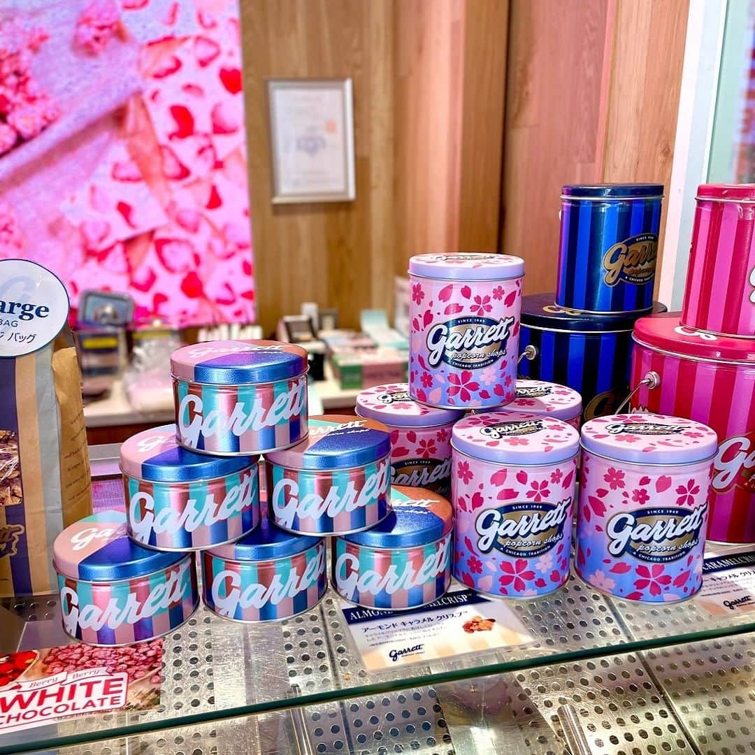 のインスタグラム：「.​ もうすぐホワイトデー​🎉 ホワイトデー限定レシピ『Spring Blossom <チョコココ×バナナ> 』をはじめ、期間限定レシピ『ベリーベリー ホワイトチョコレート』など春のおススメレシピをご用意しております😊  お好きなレシピと缶を組み合わせたギフトもおススメです🎁​  #garrett #garrettpopcorn #garrettjp #popcorn #ギャレット #ギャレットポップコーン #ギャレットポップコーンショップス #ポップコーン #原宿 #酒々井プレミアムアウトレット #名古屋 #南町田グランベリーパーク #土岐プレミアムアウトレット #岡崎 #ホワイトデー​  ​」