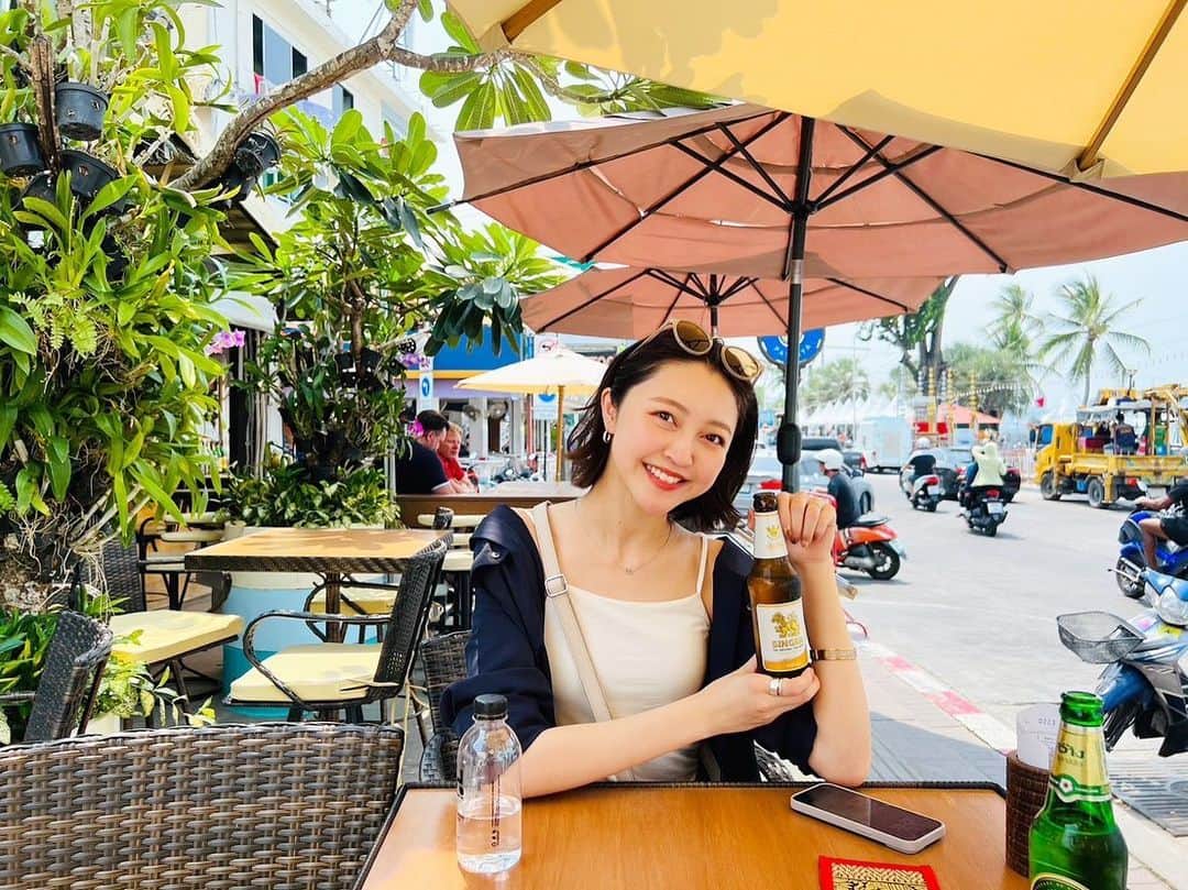柳田菜月のインスタグラム：「大好きなSINGHA🍺 . 元々ビール大好き人間ですが、 タイのビールの中でもSINGHAが1番好き！ あんまりクラフトビールを試せなかったのが、心残り。。 タイでは滞在中毎日🍺とタイ料理🇹🇭笑 パッタイから離れられなかった。。  . #タイ旅行 #パタヤビーチ  #パタヤ #シンハービール  #旅行 #thailand #travel」