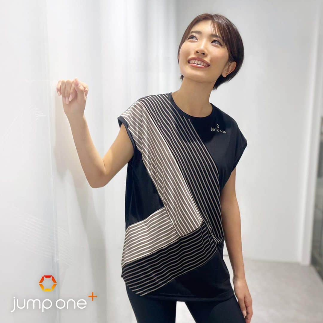 jump one（ジャンプワン）さんのインスタグラム写真 - (jump one（ジャンプワン）Instagram)「【 jump one+ Apparel –Tシャツ– 】 . 3/9(Thu)発売の商品着用イメージはこちら！ . ご好評いただいているカットスリーブTシャツに新デザインが登場！👏 2色のミックスボーダーが大胆に配置されていて目を引きます👀 . クリーム地 x クリーム/グレーボーダー、ブラック地 x ブラック/モカボーダーの2色展開です。 ルーズフィットタイプで、汗をかいても張り付かずサラッとした素材なので着心地も抜群。 . ぜひ、店頭でチェックしてみてください！ . . 【NEW】ミックスボーダーTシャツ 取扱店舗:  IKBR / SNMY / SKAE / KCJJ / UMDA / GNZ4 / KMMT / TAMC PRICE: ¥8,690(incl. tax) SIZE: Women's 36 / 38 COLOR: クリーム / ブラック . ※サイズに関してはこちらをご覧ください。 URL: https://www.jumpone.jp/size-guide/ . ※店舗以外でのご購入を希望される方は、こちらよりお気軽にお問合せください。 URL: https://www.jumpone.jp/contact/ . . Model: インストラクター Keina (SSMC) . . #jumpone #ジャンプワン #フィットネス #トランポリン #暗闇フィットネス #女性専用ジム #ダイエット #体幹トレーニング #お腹痩せ #脚瘦せ #ストレス解消 #トランポリンフィットネス #楽しくダイエット #新商品発売 #新商品情報 #ボーダーライン #スリーブ #ルーズフィット」3月10日 18時00分 - jumpone_official