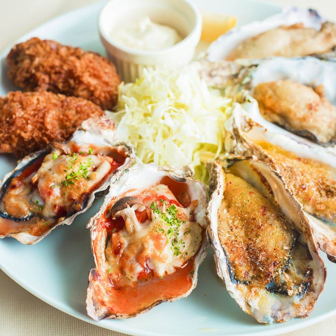 nuchayamachi_officialさんのインスタグラム写真 - (nuchayamachi_officialInstagram)「趣向を凝らした牡蠣料理を楽しもう。   日本全国の牡蠣の産地と提携しているため、いつでも新鮮な牡蠣が楽しめる『GUMBO AND OYSTER BAR』。季節ごとに旬となる産地から牡蠣を仕入れ、通年で美味しい牡蠣料理を味わうことができます！  ✔️ オイスターセット16ピース ¥4,928（画像①、②、③） 8種類の牡蠣料理が色とりどりに盛り付けられたこちら。生牡蠣や牡蠣フライといった定番料理はもちろん、燻製鴨肉とバルサミコソースのオイスターカクテルといった創作料理も楽しめます。  ✔️ 生牡蠣 ¥5,280（画像④） 日本各地から選んだ良質な牡蠣が毎日入荷しているので、いつでも安心して美味しい生牡蠣が食べられます。牡蠣と相性のよいワインも多数とり揃えているので生牡蠣と白ワインのマリアージュも楽しみたいですね。 ※牡蠣の産地はご指定できませんので、予めご了承ください。  ※すべて税込価格です。 ※商品の価格および在庫については3/1時点の情報です。予告なく変更される場合がございますので詳細は店舗にご確認ください。  --- GUMBO AND OYSTER BAR / NU 8F  #nu茶屋町 #nuchayamachi #ヌー茶屋町 #nu茶屋町プラス #ヌー茶屋町プラス #大阪梅田 #梅田 #茶屋町 #gumboandoysterbar #ガンボアンドオイスターバー #オイスターバー #oysterbar #牡蠣 #生牡蠣 #カキフライ #梅田ディナー #梅田ランチ」3月10日 18時00分 - nuchayamachi_official
