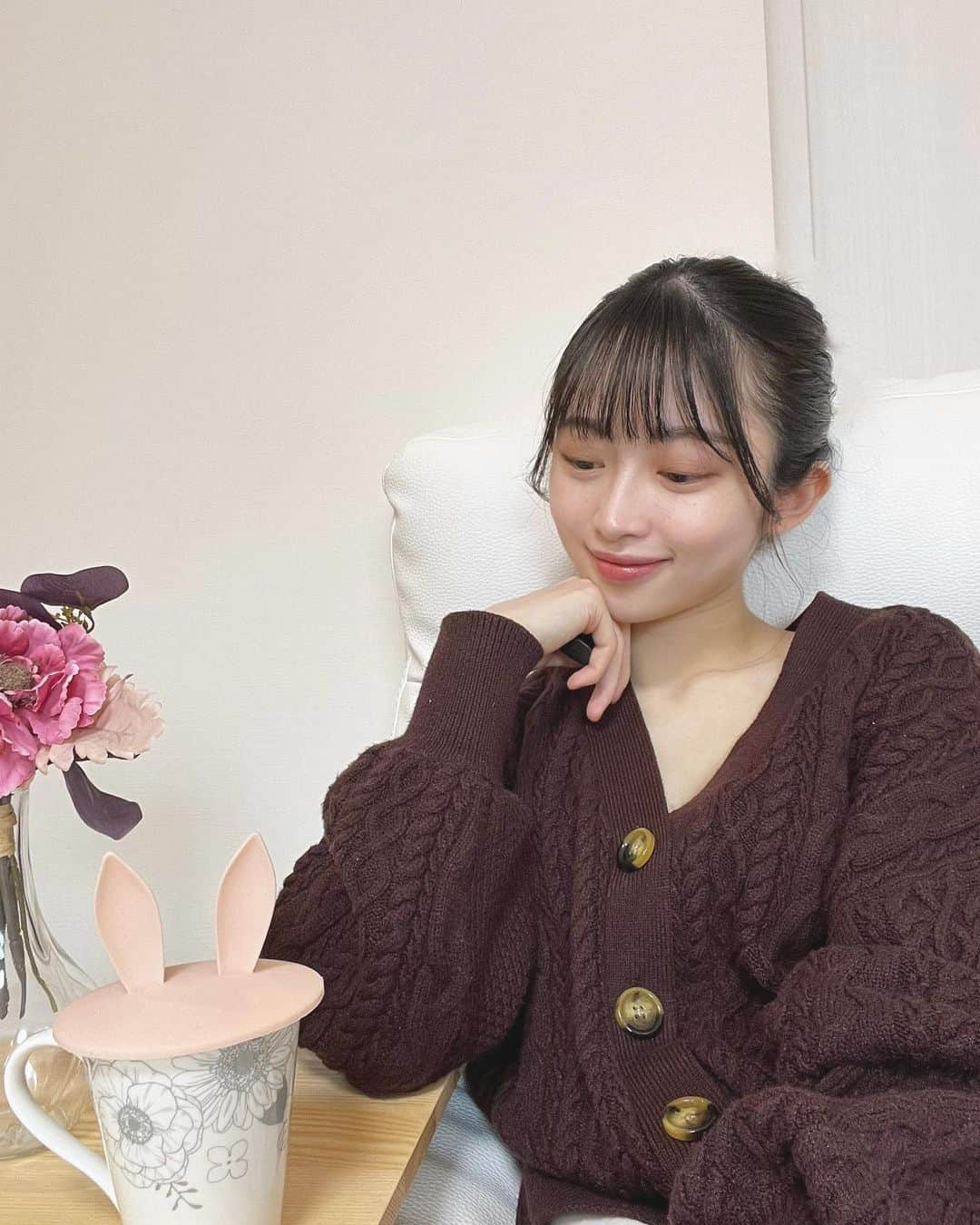 藤白りりのインスタグラム：「期間限定でnew家具がやってきました〜！🛋 サイドテーブルなかったけど、あるとすごく便利…  -------------------------------- 今回CLASで家具をレンタルしてみました〜 他にもルンバや電子レンジなど家電もたくさんあるのでみなさんも見てみてください〜！  @clas_official   #家具コーディネート #インテリア雑貨 #インテリアデザイン #シンプルホーム #家具選び #pr」