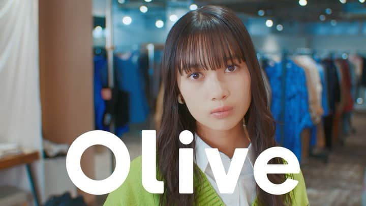 新井舞良のインスタグラム：「お知らせ⭐️⭐️ 三井住友銀行さんのABEMAオリジナルCMに出演しています！  私も分厚い財布からスマートに生まれ変わりたい、、アプリひとつに全てがまとまっているOliveはとても便利ですね🌱☺️ みんなもOliveで口座作って、スマートになろう！！！」