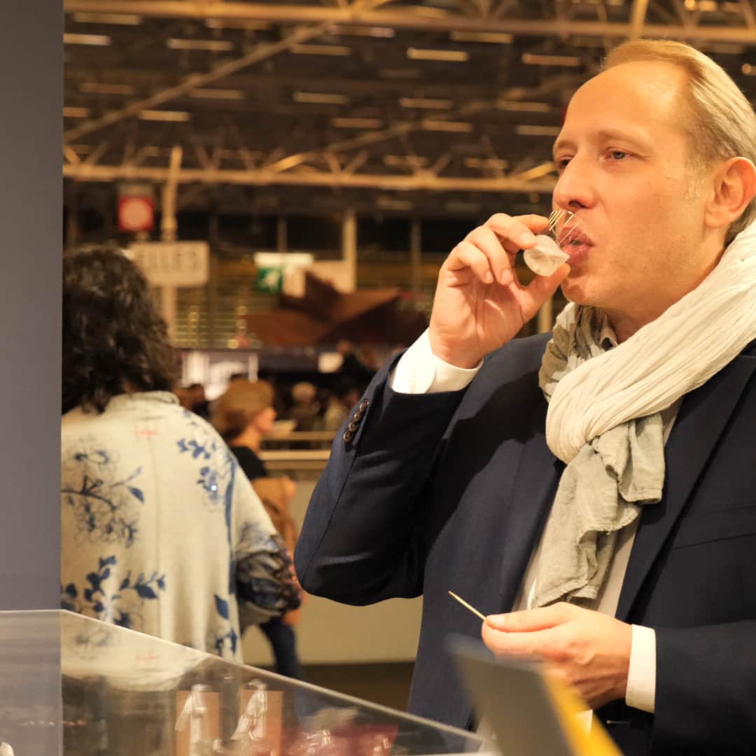 mio_sparklingのインスタグラム：「／ 澪 #海外への挑戦 フランス🇫🇷パリ編 ＼ スパークリング日本酒を🇫🇷語で説明する時は「SAKÉ pétillant」:サケ ペティアン #サロン・デュ・ショコラ では「フルーティーで軽やか。発泡はしっかりしているけれど、柔らかくて優しい味わい、 #チョコレート によく合う」と絶賛。」